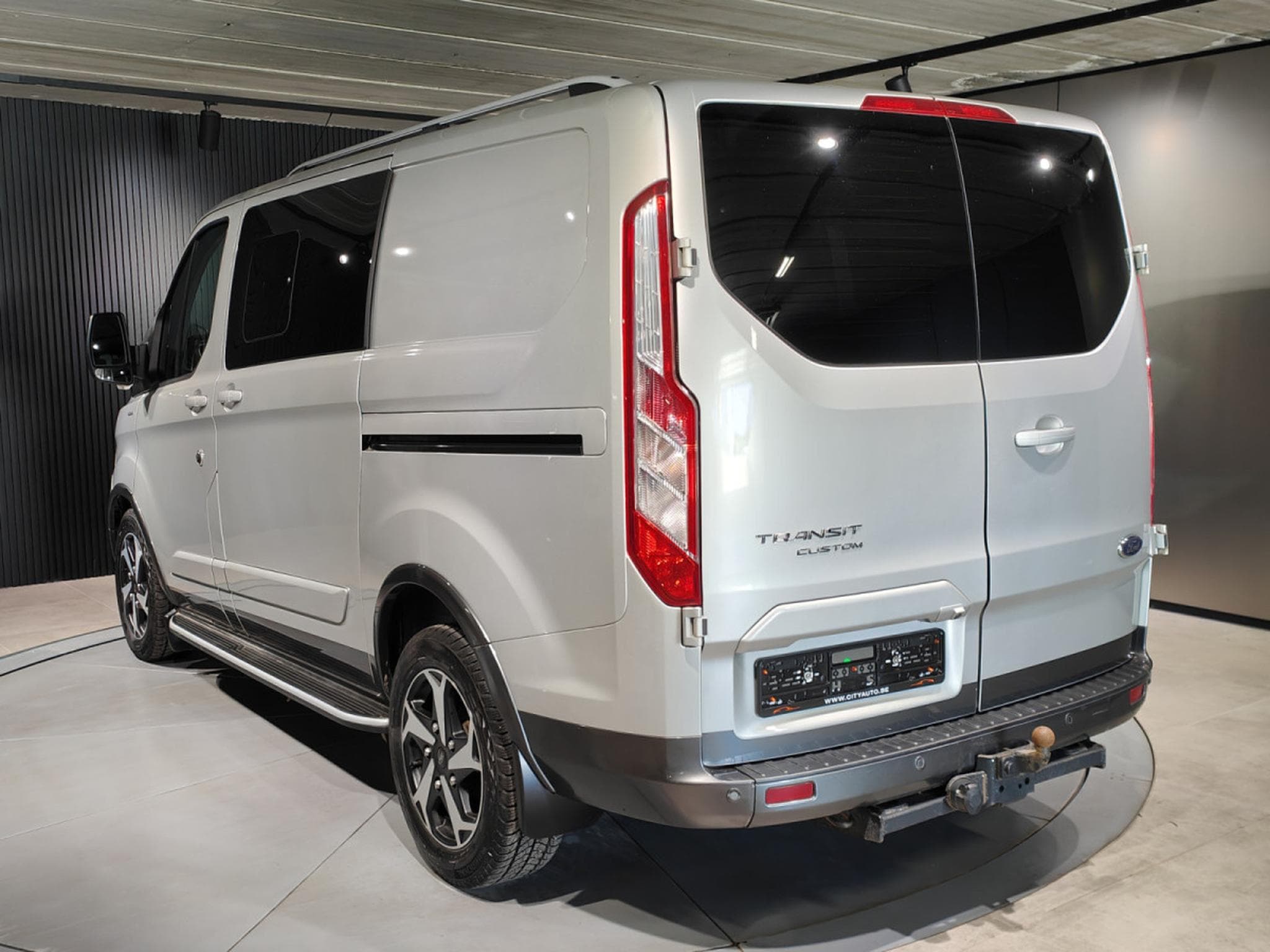 Ford Transit 2.0 TDCI DOUBLE CABINE 5 PLACES BOITE AUTO CARPLAY CAMERA (2023) - Photo 4