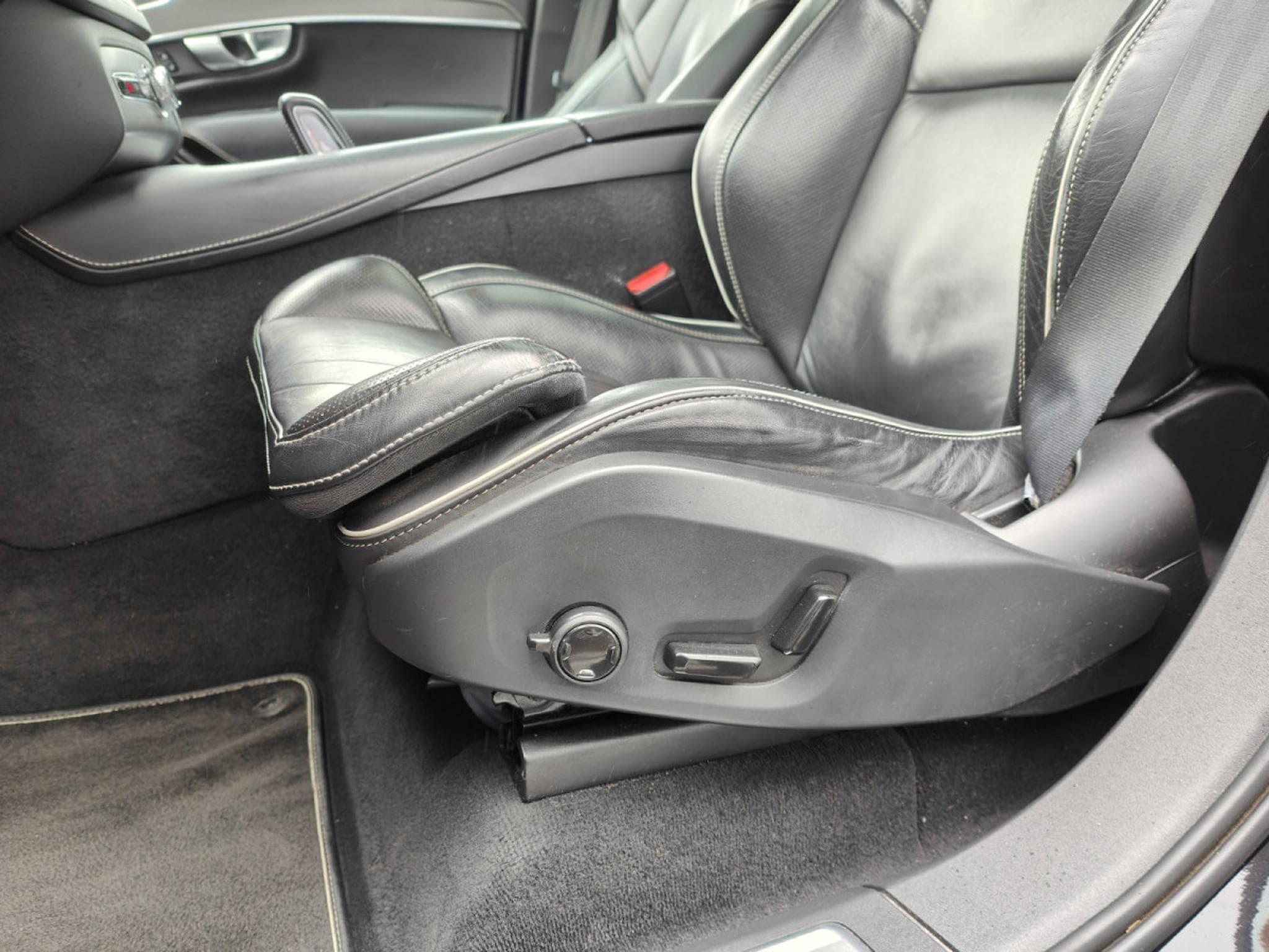 Volvo XC90 B5 AWD R-DESIGN 7 PLACES TOIT OUVRANT CARPLAY CAMERA (2019) - Foto 14