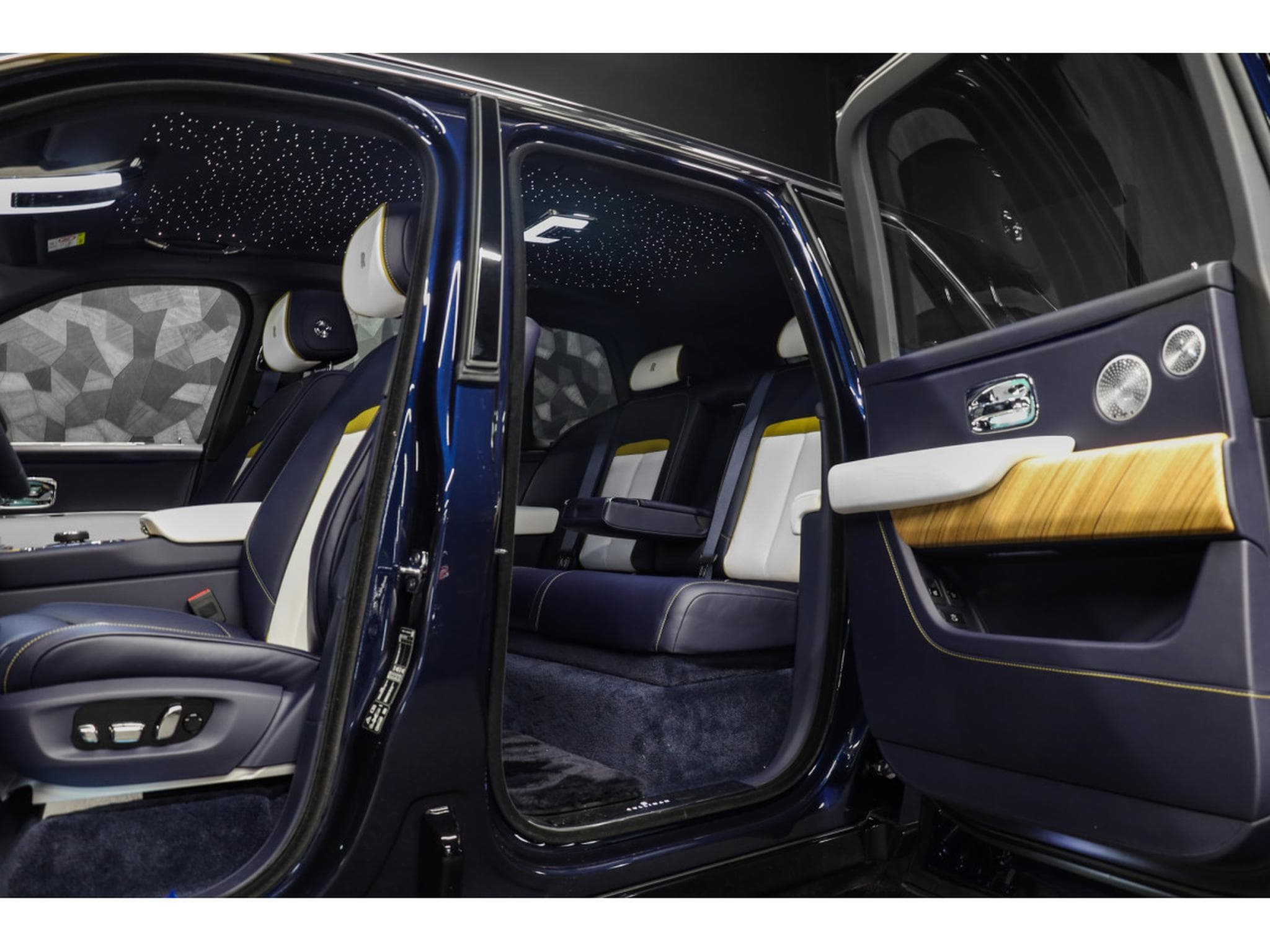 Rolls-Royce Cullinan 6.75 V12 - Midnight Sapphire (2026) - Photo 23