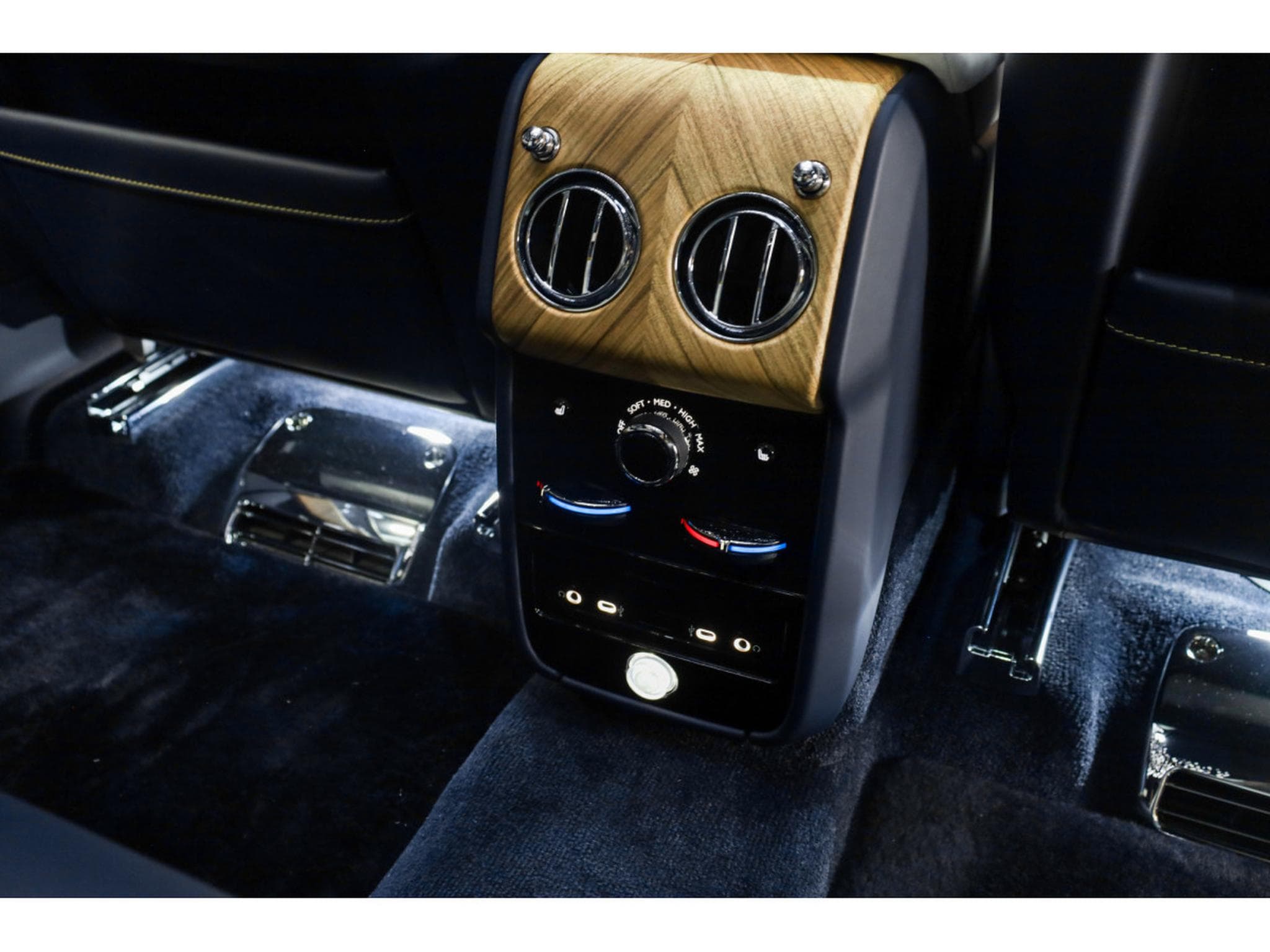 Rolls-Royce Cullinan 6.75 V12 - Midnight Sapphire (2026) - Photo 24