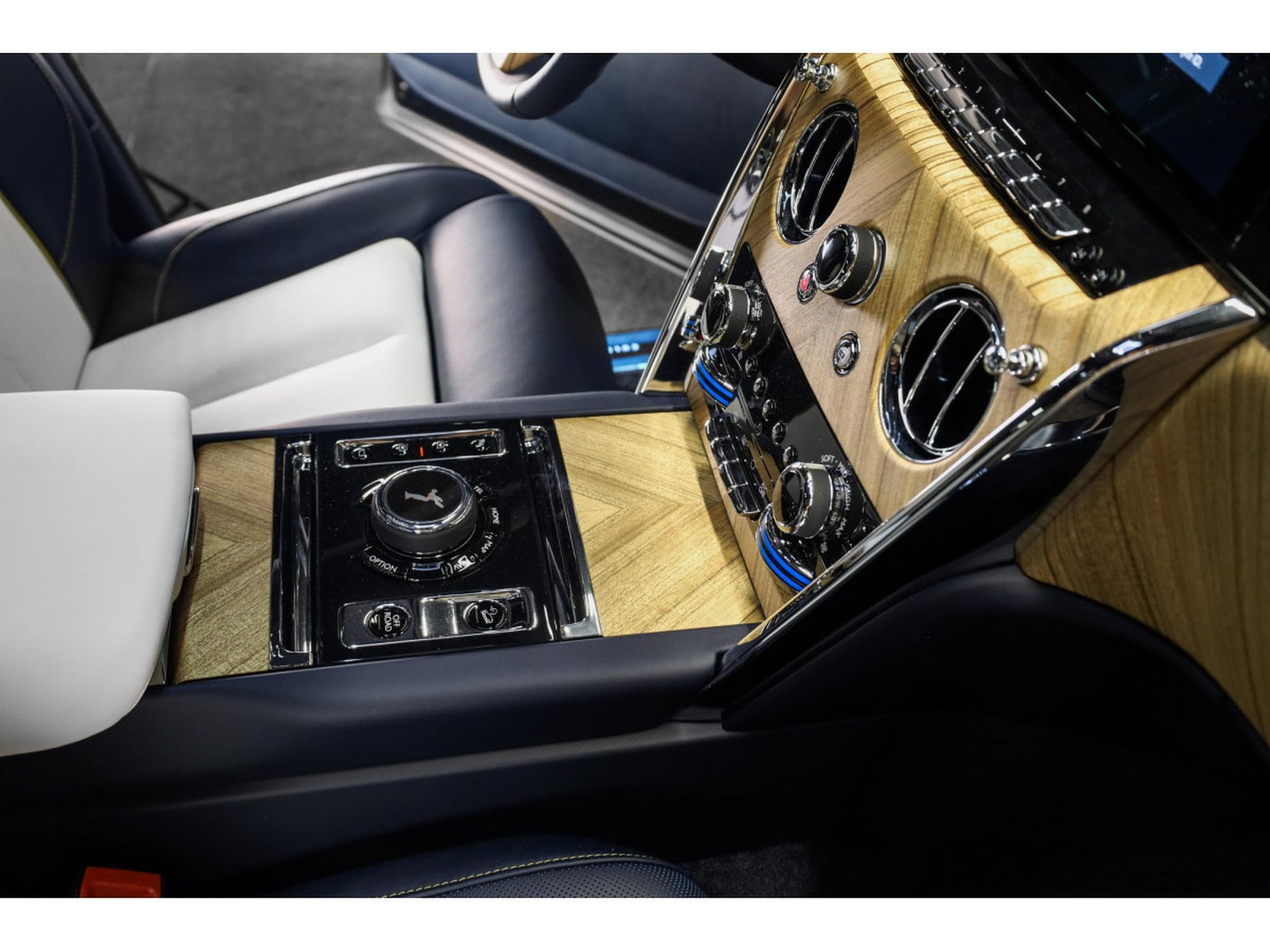 Rolls-Royce Cullinan 6.75 V12 - Midnight Sapphire (2026) - Photo 30