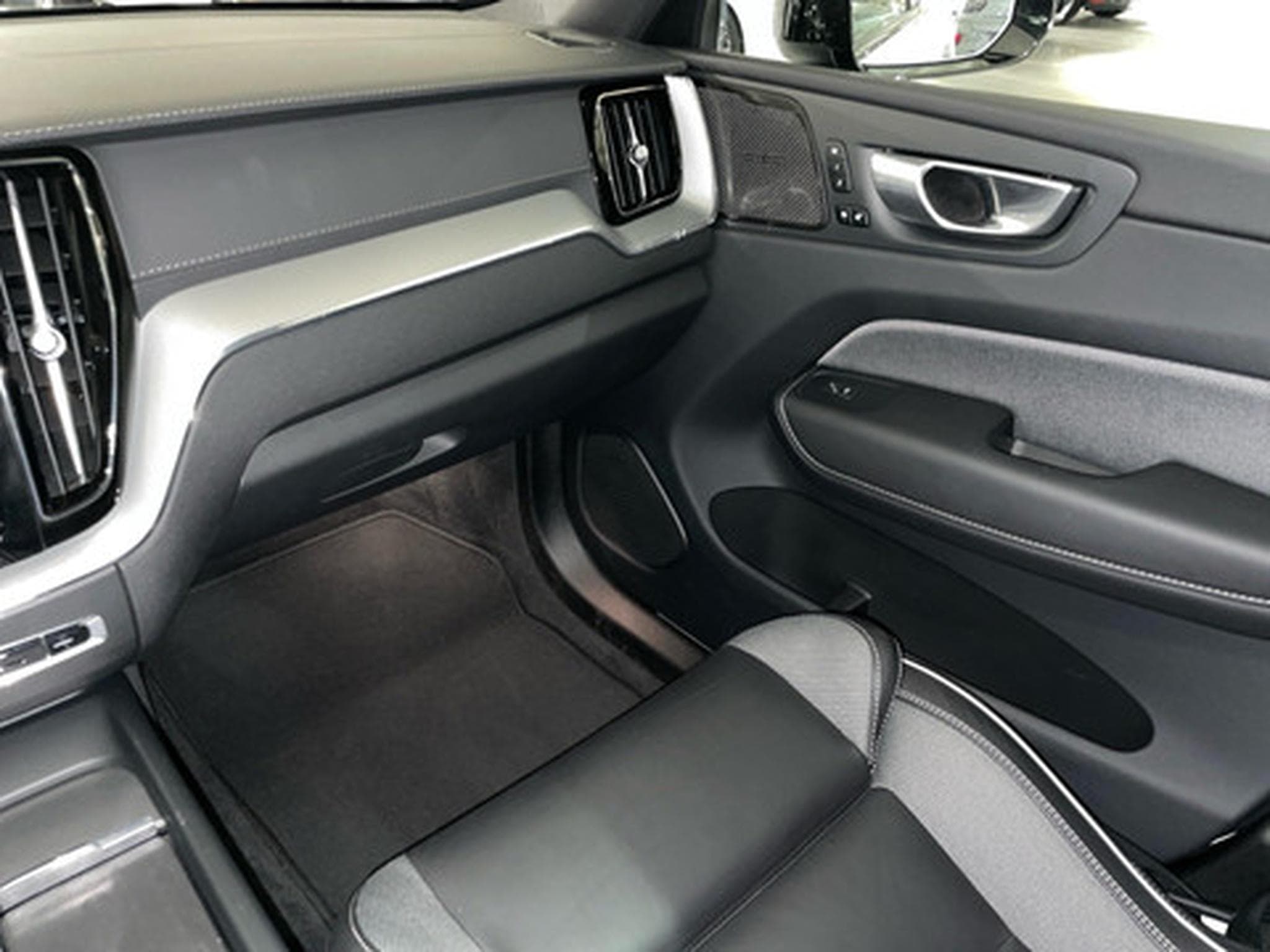 Volvo XC60 2.0 B4 D 4x4 Ultimate Dark Aut. (2023) - Foto 9