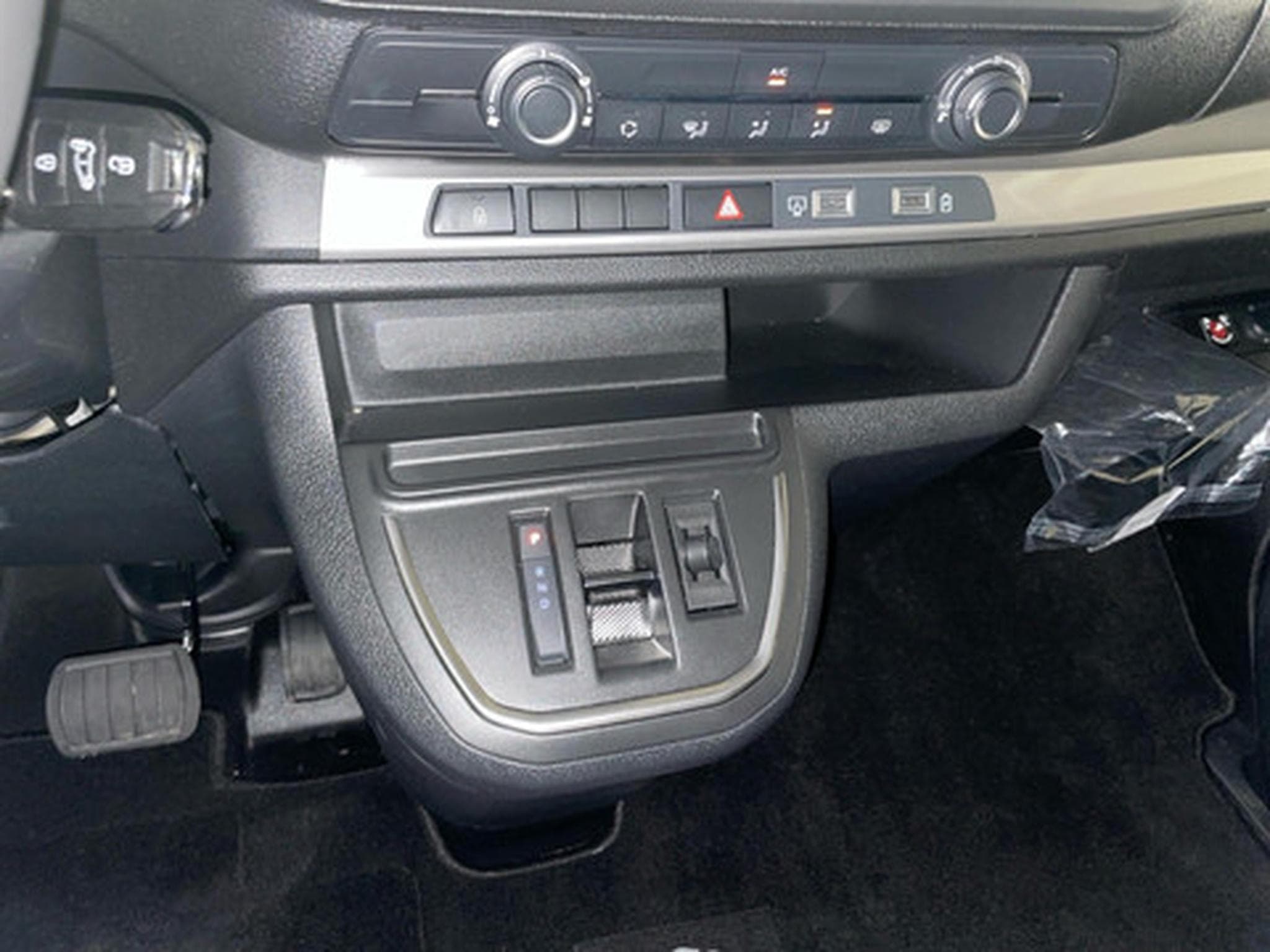 Peugeot Traveller 2.0 BlueHDi 130kW EAT8 (2025) - Foto 10