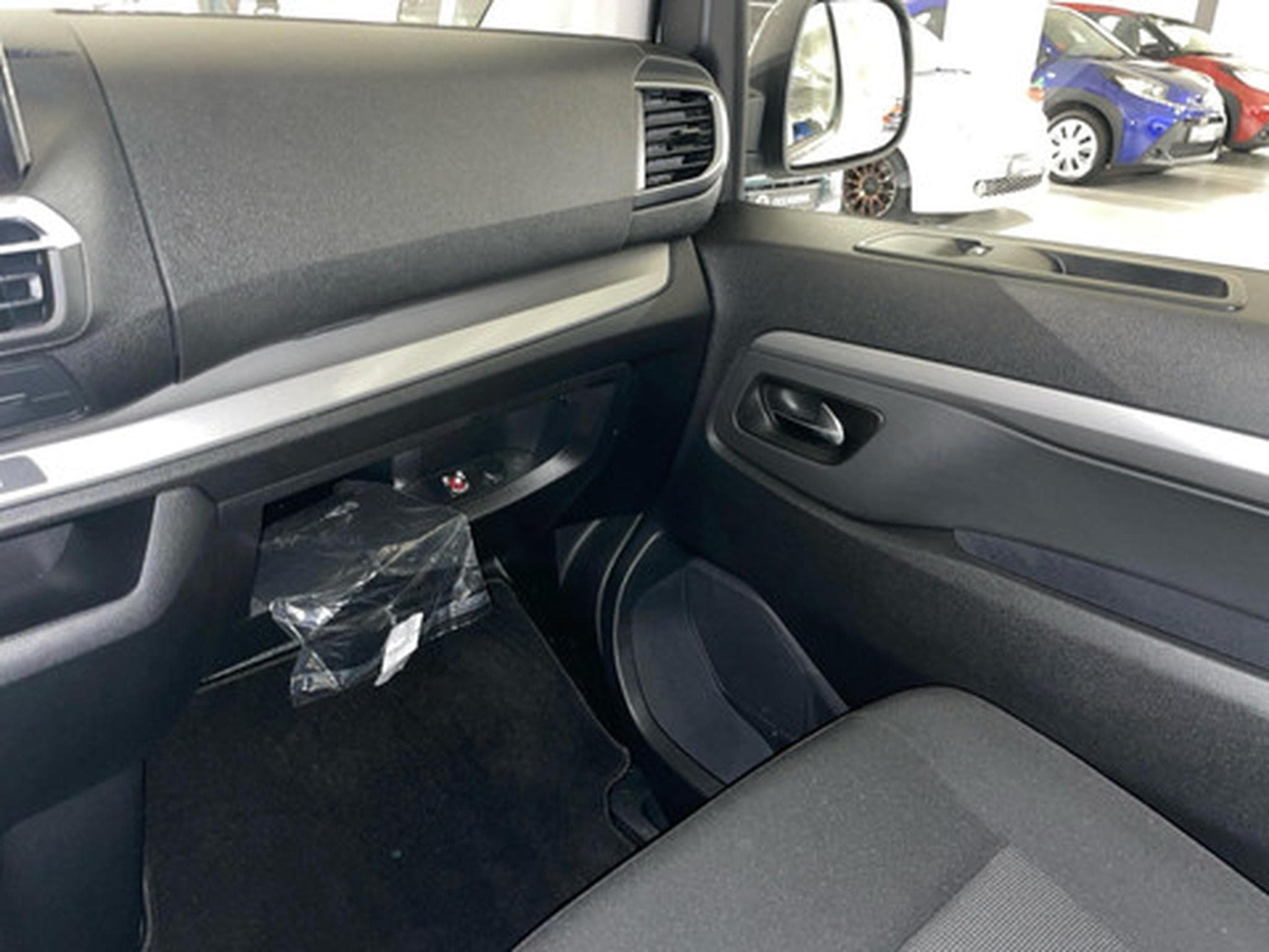 Peugeot Traveller 2.0 BlueHDi 130kW EAT8 (2025) - Foto 9