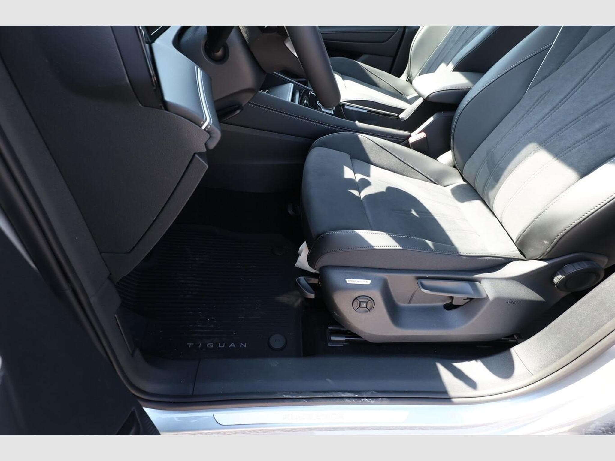 VW Tiguan Eleg. 4M Nav (2026) - Foto 13