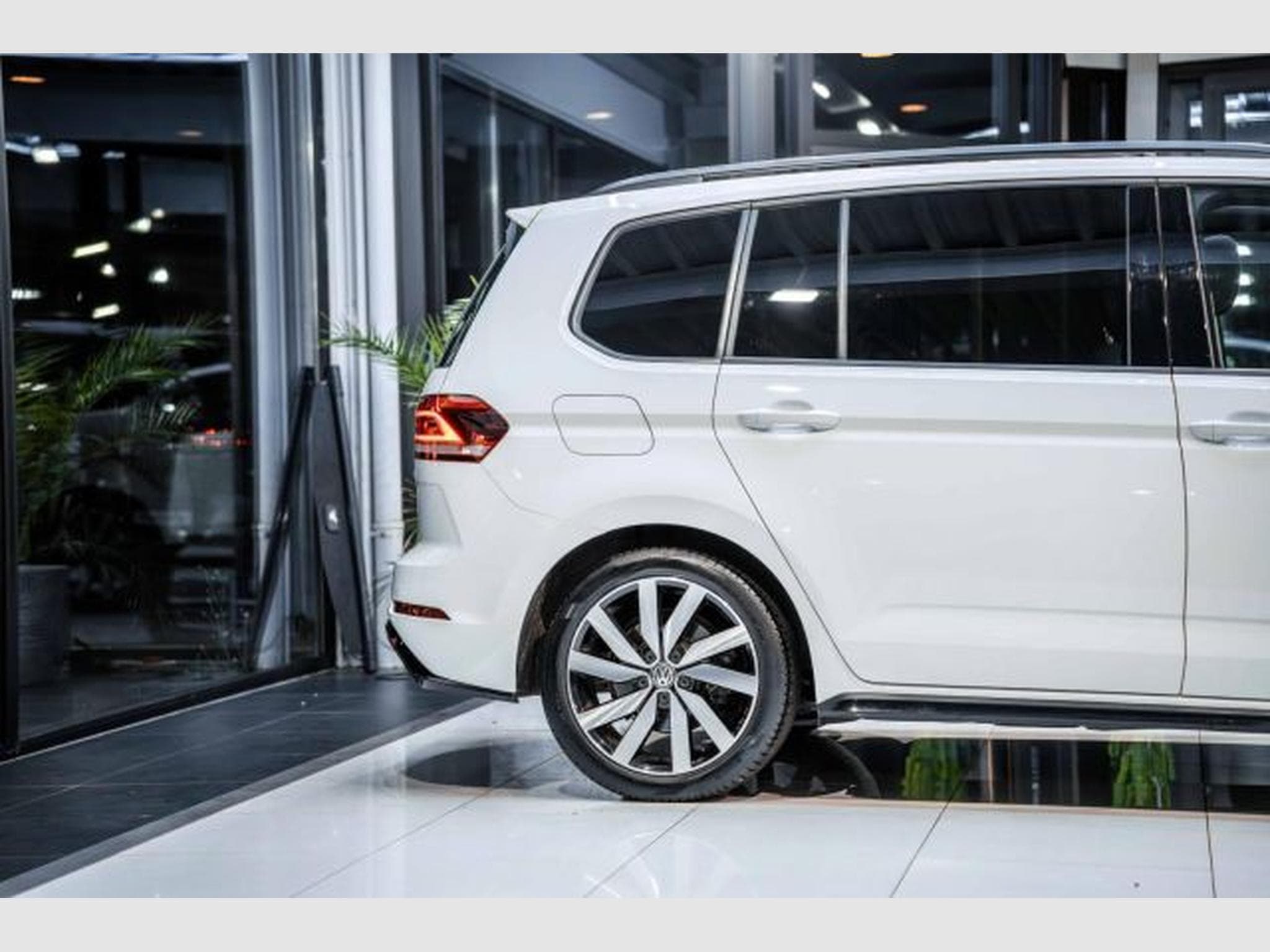 VW Touran Touran 2.0 TDI DSG Highl. 3x R-Line 7-Sitze PANO (2019) - Foto 8