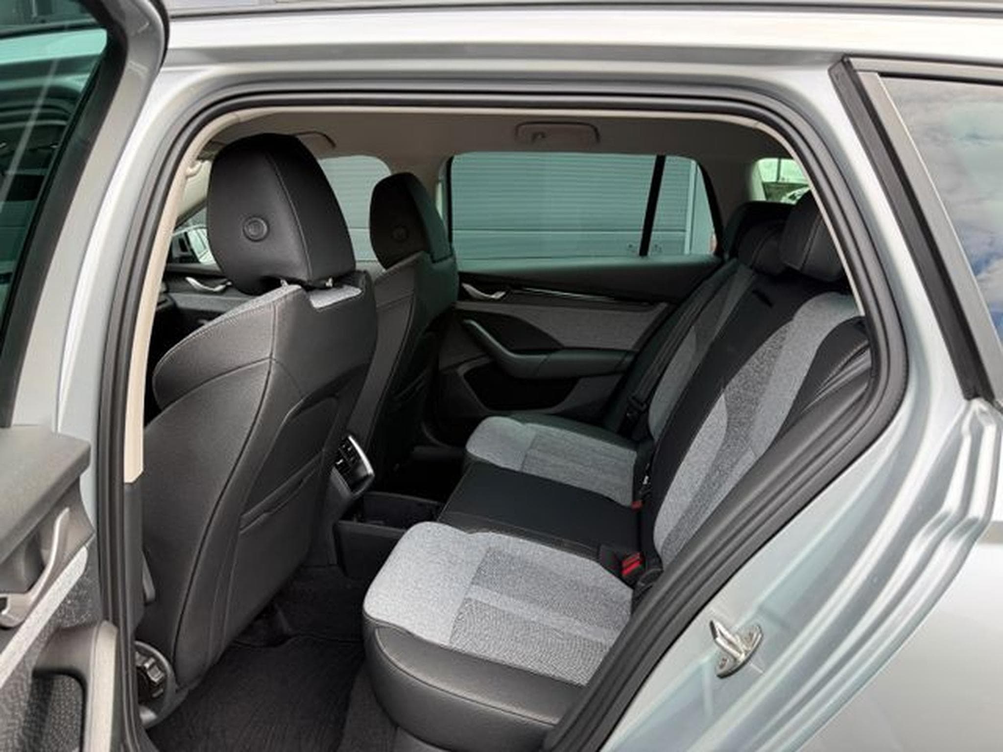 Skoda Octavia Octavia 2.0 TDI Selection Kamera Keyless LED ACC (2025) - Photo 11