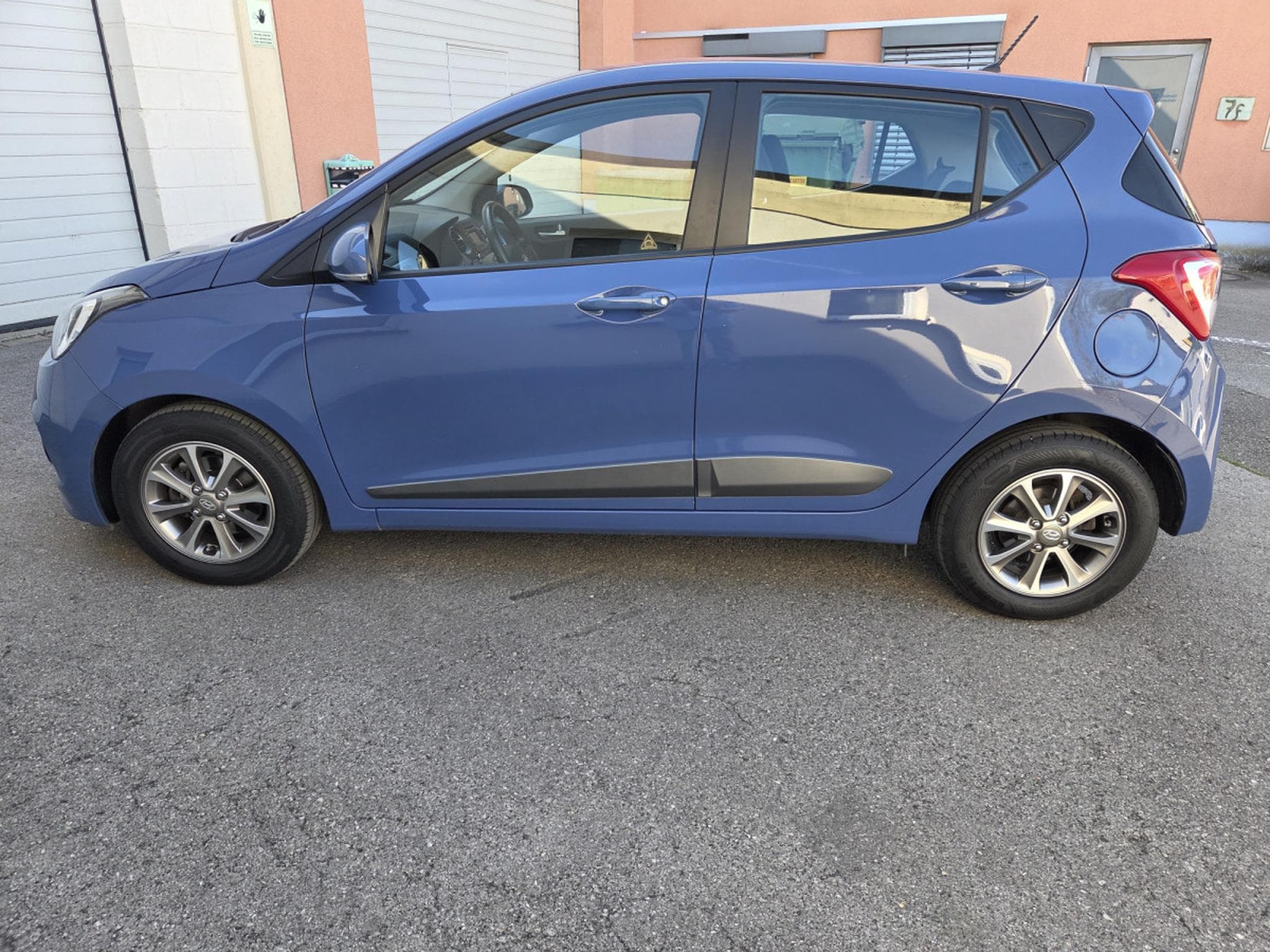 Hyundai i10 1.0 Blue Drive 67 CV Garantie 12 Mois (2016) - Photo 9