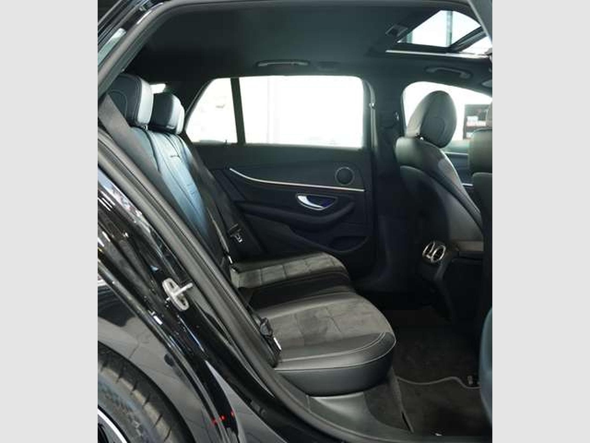 Mercedes E 300 d T 4M AMG Line *2.H *19 *GSD *AHK *MwSt. (2021) - Photo 20