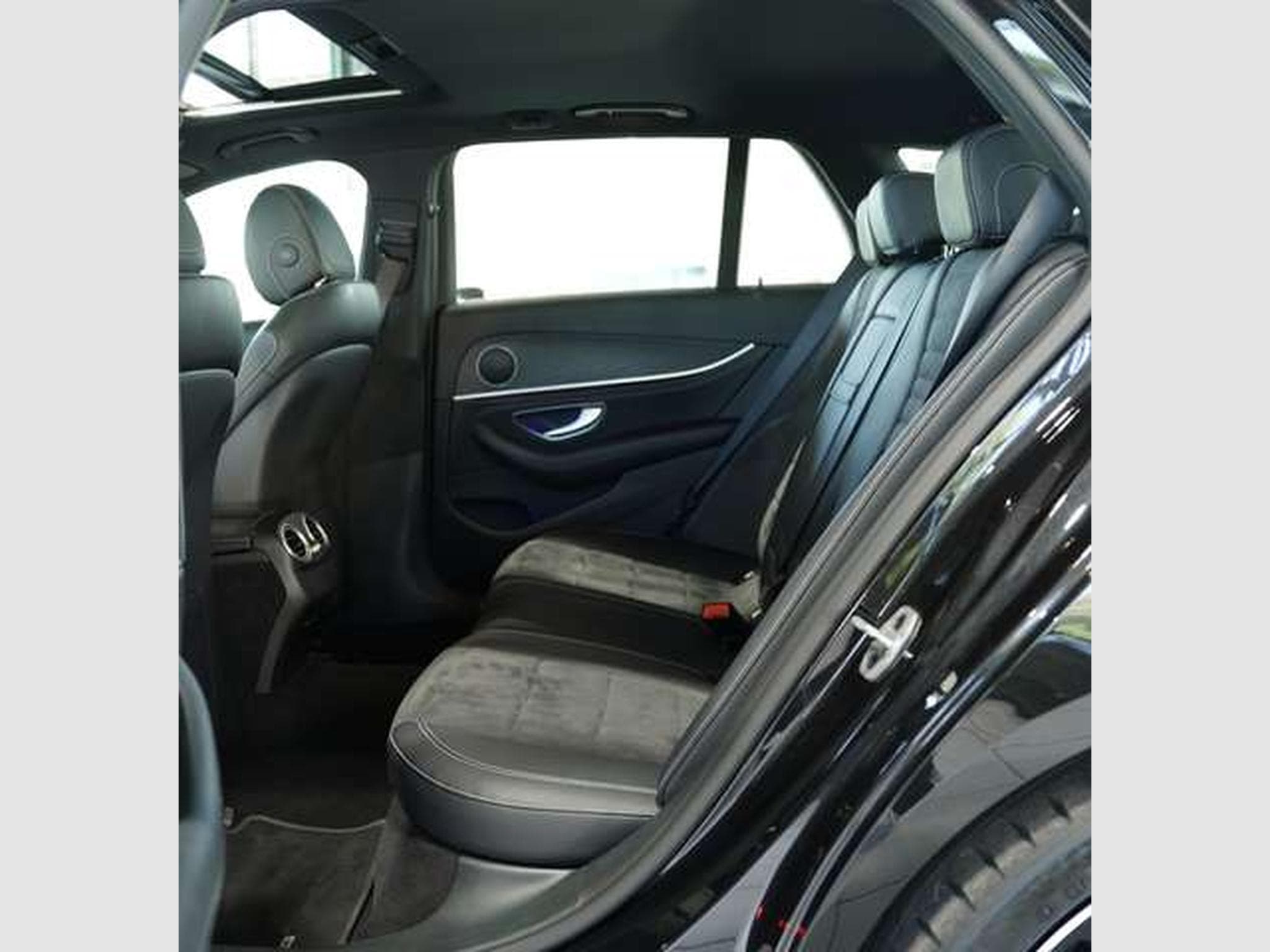 Mercedes E 300 d T 4M AMG Line *2.H *19 *GSD *AHK *MwSt. (2021) - Photo 22