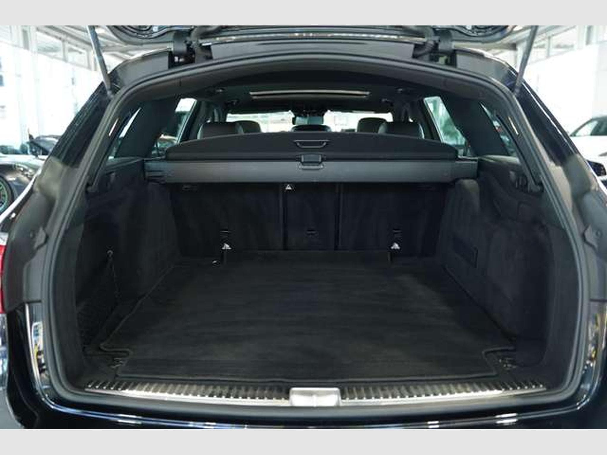 Mercedes E 300 d T 4M AMG Line *2.H *19 *GSD *AHK *MwSt. (2021) - Photo 38