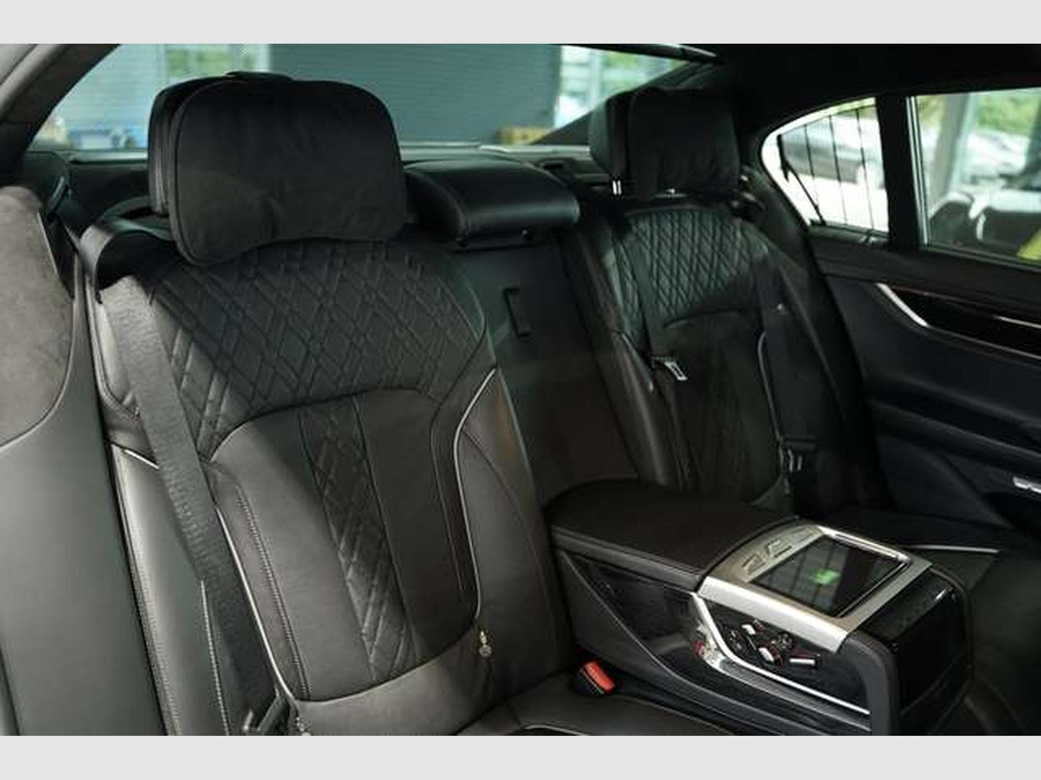 BMW 750 i xDrive M Sportpaket*20 *B&W *GSD *S-AGA (2015) - Photo 18