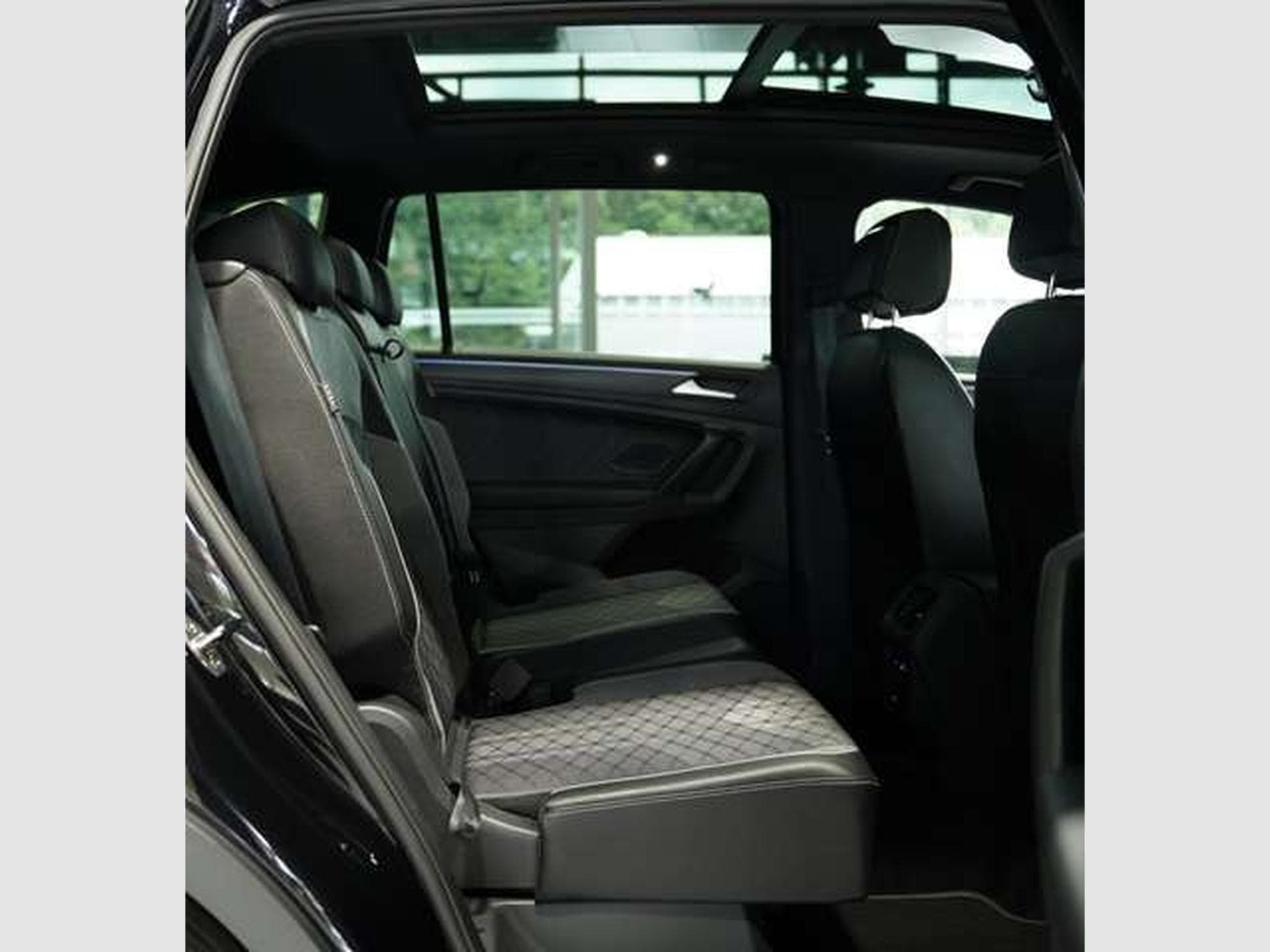VW Tiguan R-Line 4M 2.H *20 *Pano *7-Sitz (2024) - Photo 23