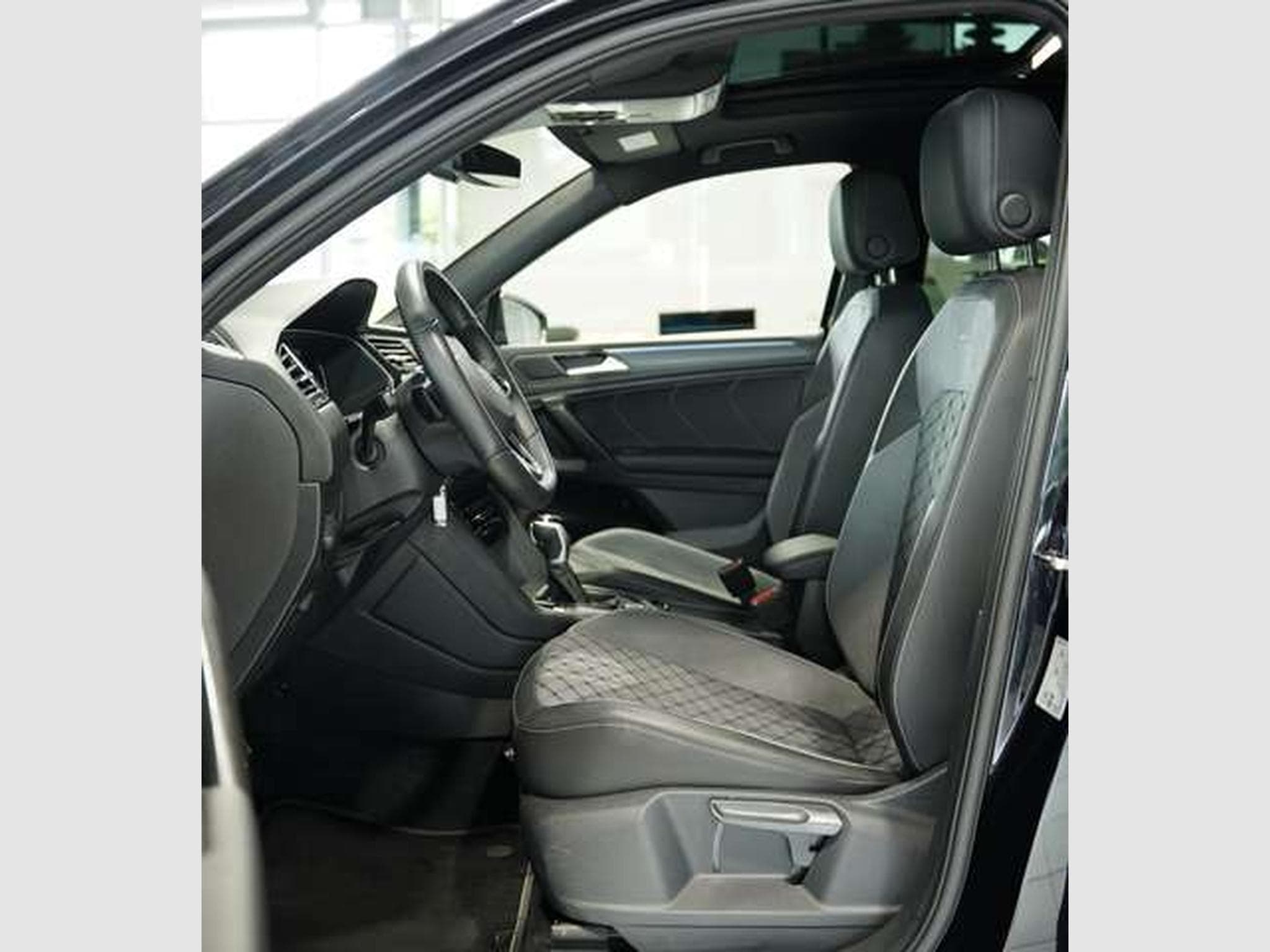 VW Tiguan R-Line 4M 2.H *20 *Pano *7-Sitz (2024) - Photo 27