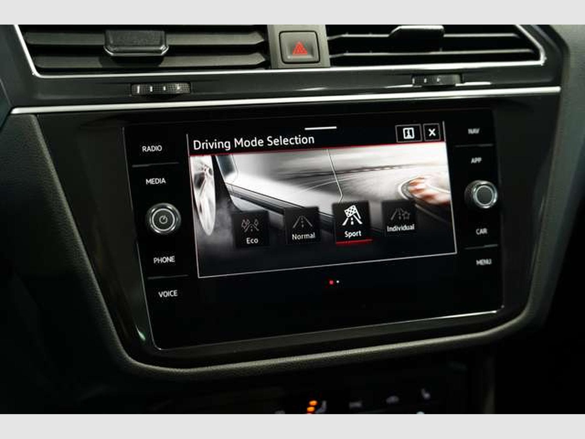 VW Tiguan R-Line 4M 2.H *20 *Pano *7-Sitz (2024) - Photo 40