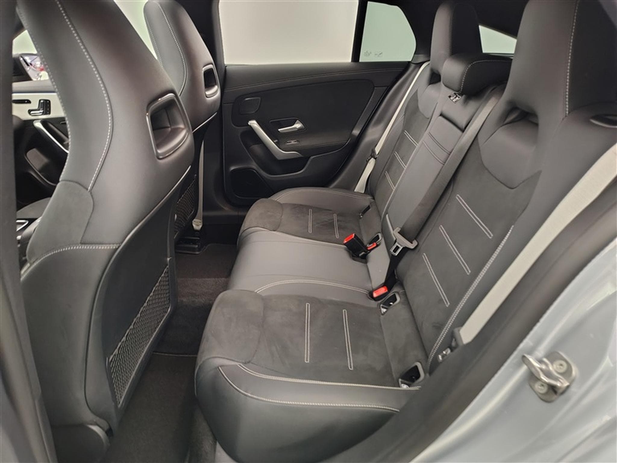 Mercedes CLA 180 CLA 2.0D **AMG/AUTO/PANO/NAVI/ALCANTARA /FULL LED** (2025) - Photo 13