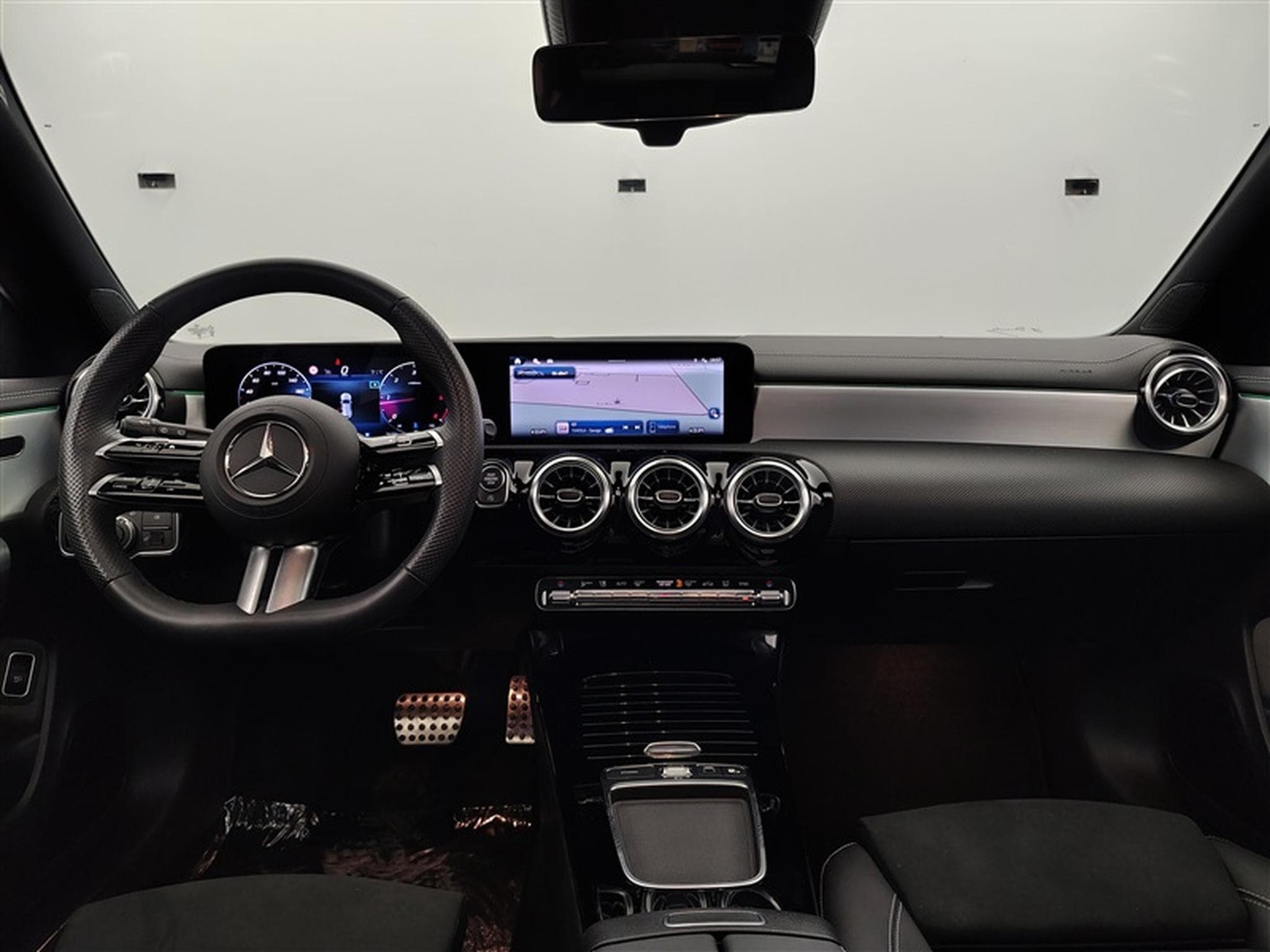 Mercedes CLA 180 CLA 2.0D **AMG/AUTO/PANO/NAVI/ALCANTARA /FULL LED** (2025) - Photo 8