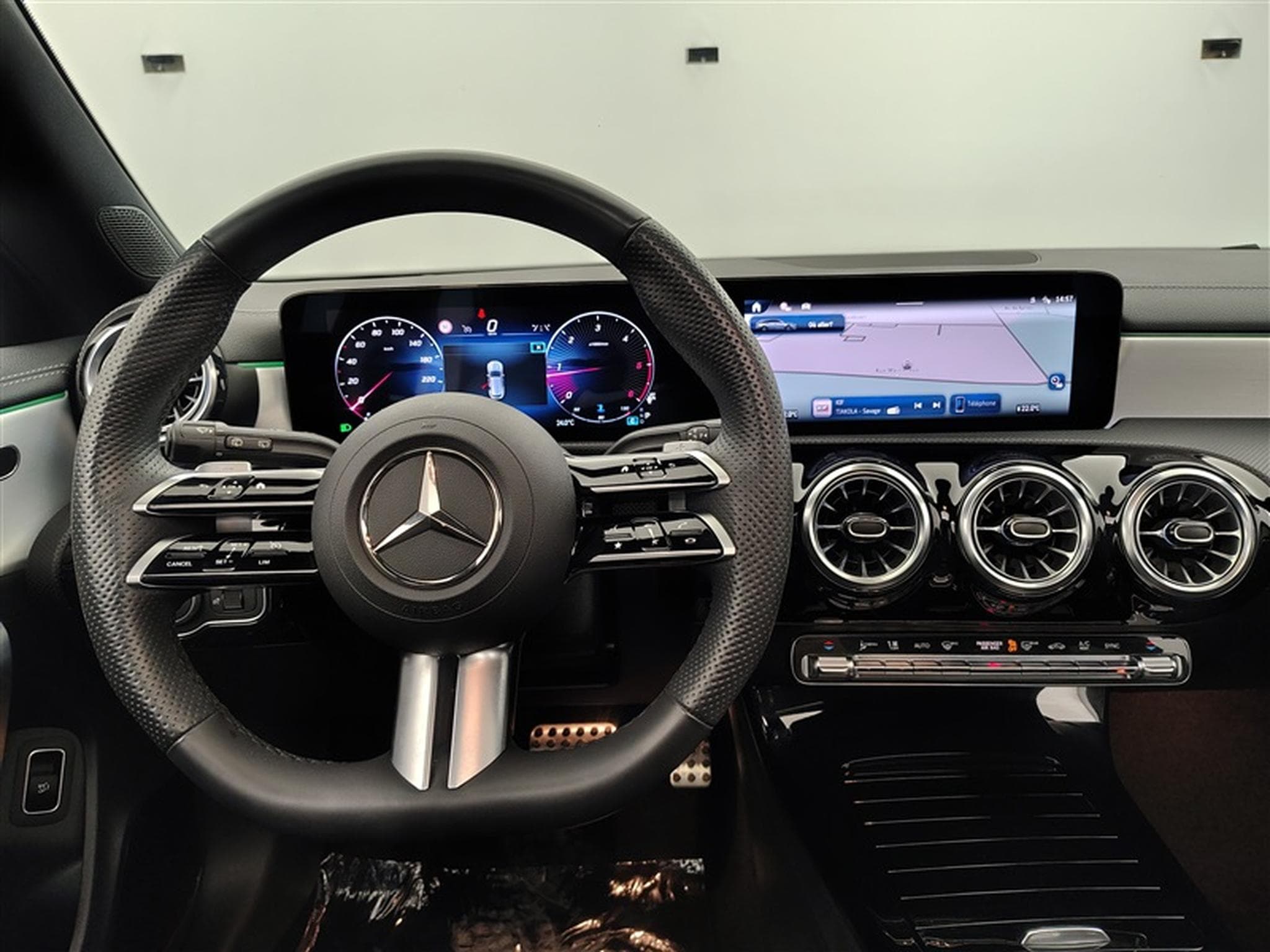 Mercedes CLA 180 CLA 2.0D **AMG/AUTO/PANO/NAVI/ALCANTARA /FULL LED** (2025) - Photo 9