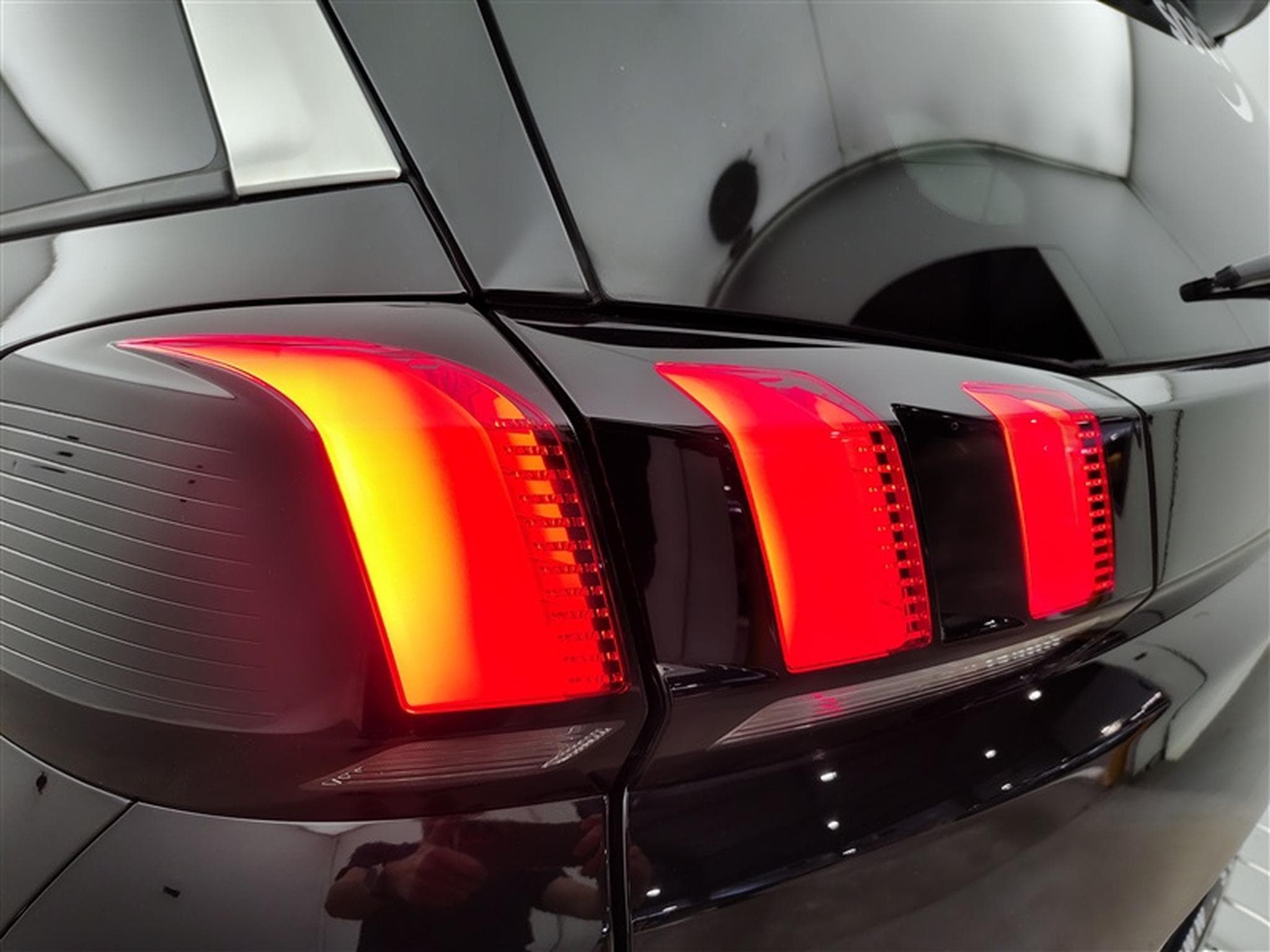 Peugeot 5008 1.2 PureTech 130Cv EAT8 Allure Pack 7PL / NAVI / CARPLAY (2023) - Photo 16