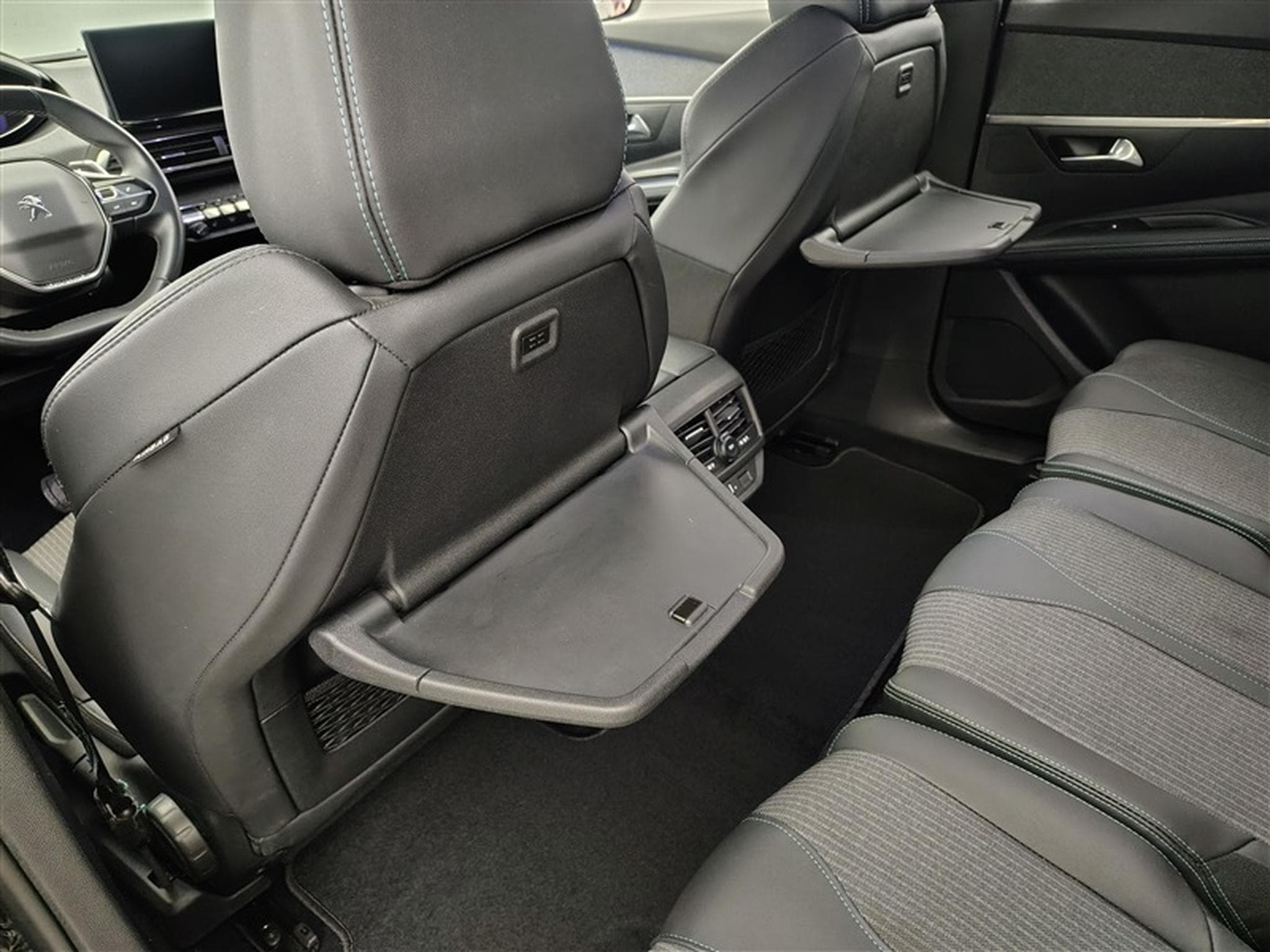 Peugeot 5008 1.2 PureTech 130Cv EAT8 Allure Pack 7PL / NAVI / CARPLAY (2023) - Photo 20