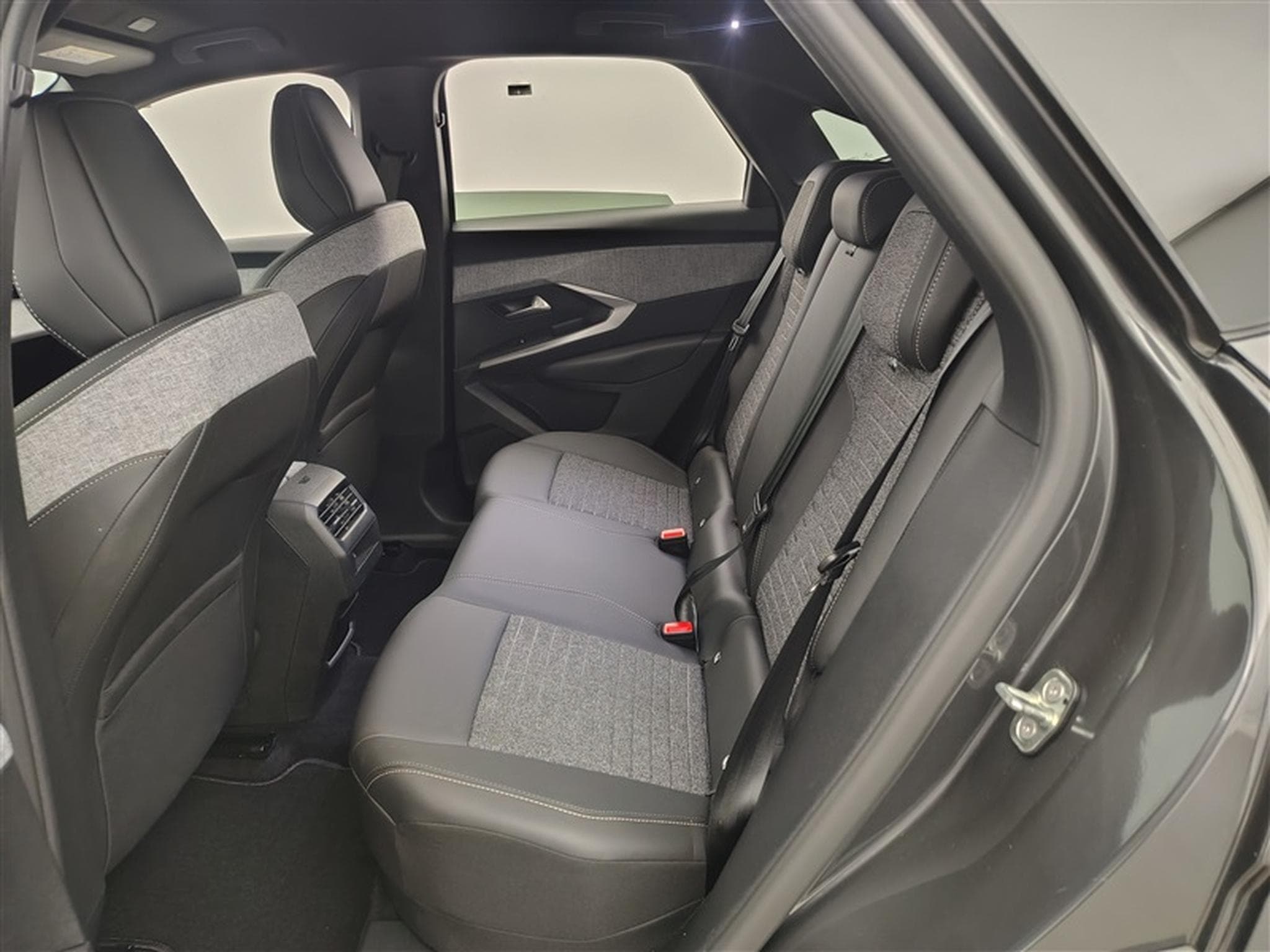 Peugeot 3008 1.2 Hybrid 136Cv e-DCS6 Allure S-CUIR / NAVI / CARPLAY (2025) - Photo 13
