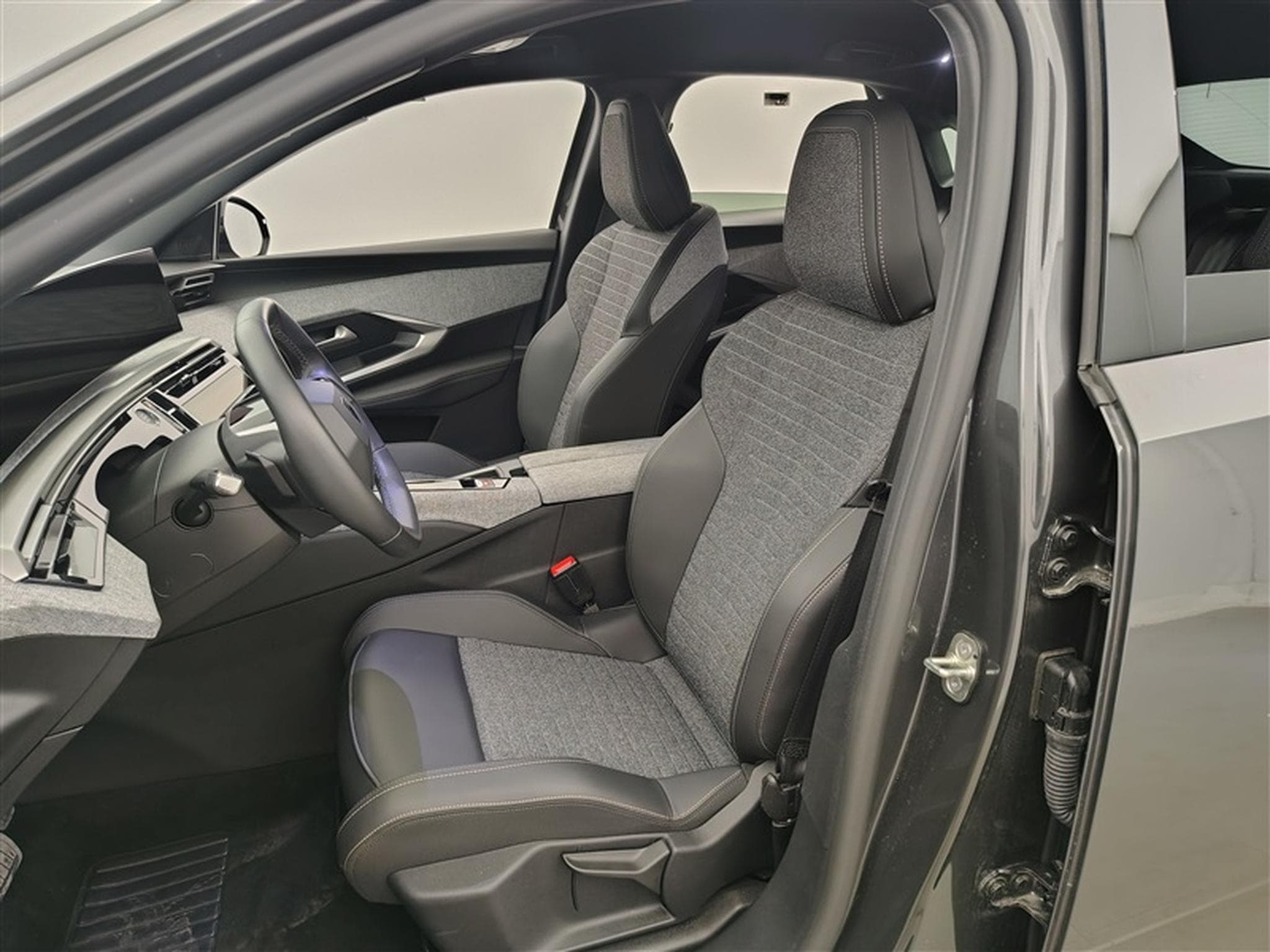 Peugeot 3008 1.2 Hybrid 136Cv e-DCS6 Allure S-CUIR / NAVI / CARPLAY (2025) - Photo 7