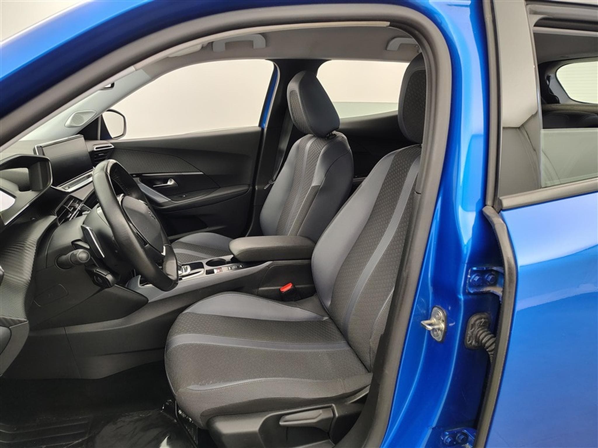 Peugeot 2008 1.2 PureTech 130Cv EAT8 Allure NAVI / CAMERA / ALU (2020) - Photo 7