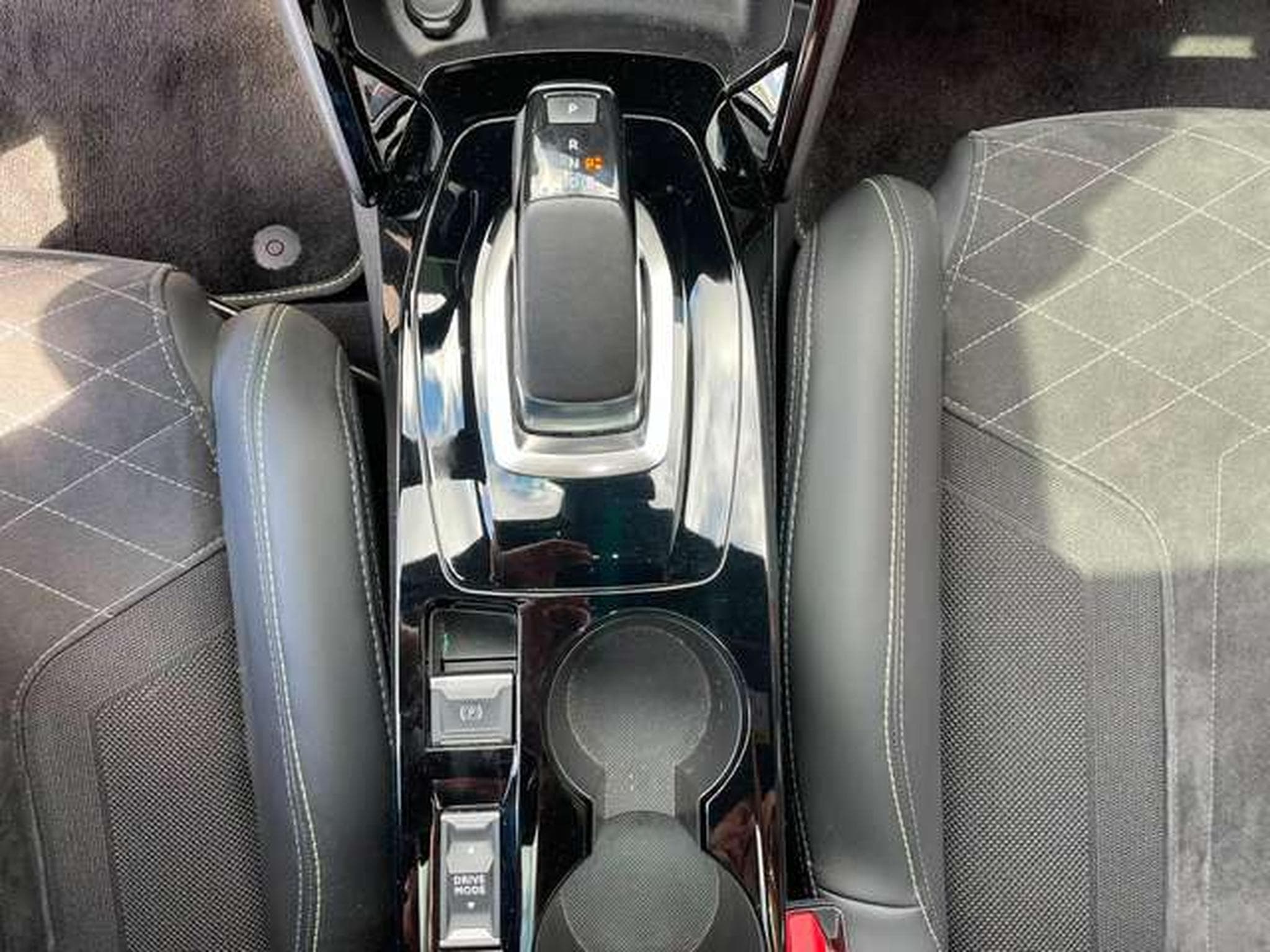 Peugeot 208 208 e 136 GT Pack GARANTIE JUSQU'A 36 MOIS (2022) - Photo 19
