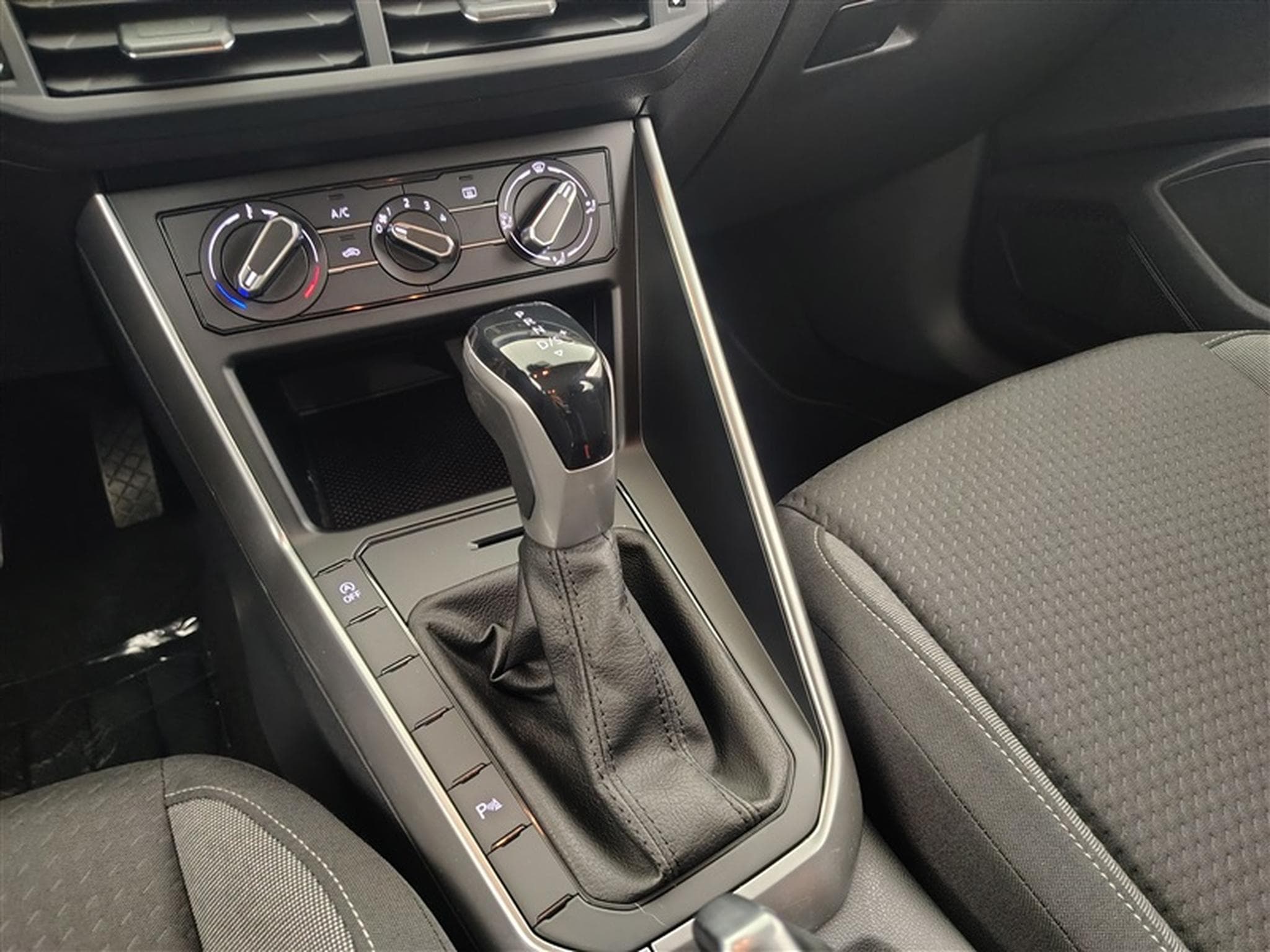 VW Polo 1.0 TSI 95Cv DSG Life CARPLAY/LED/PDC/BT (2022) - Photo 12