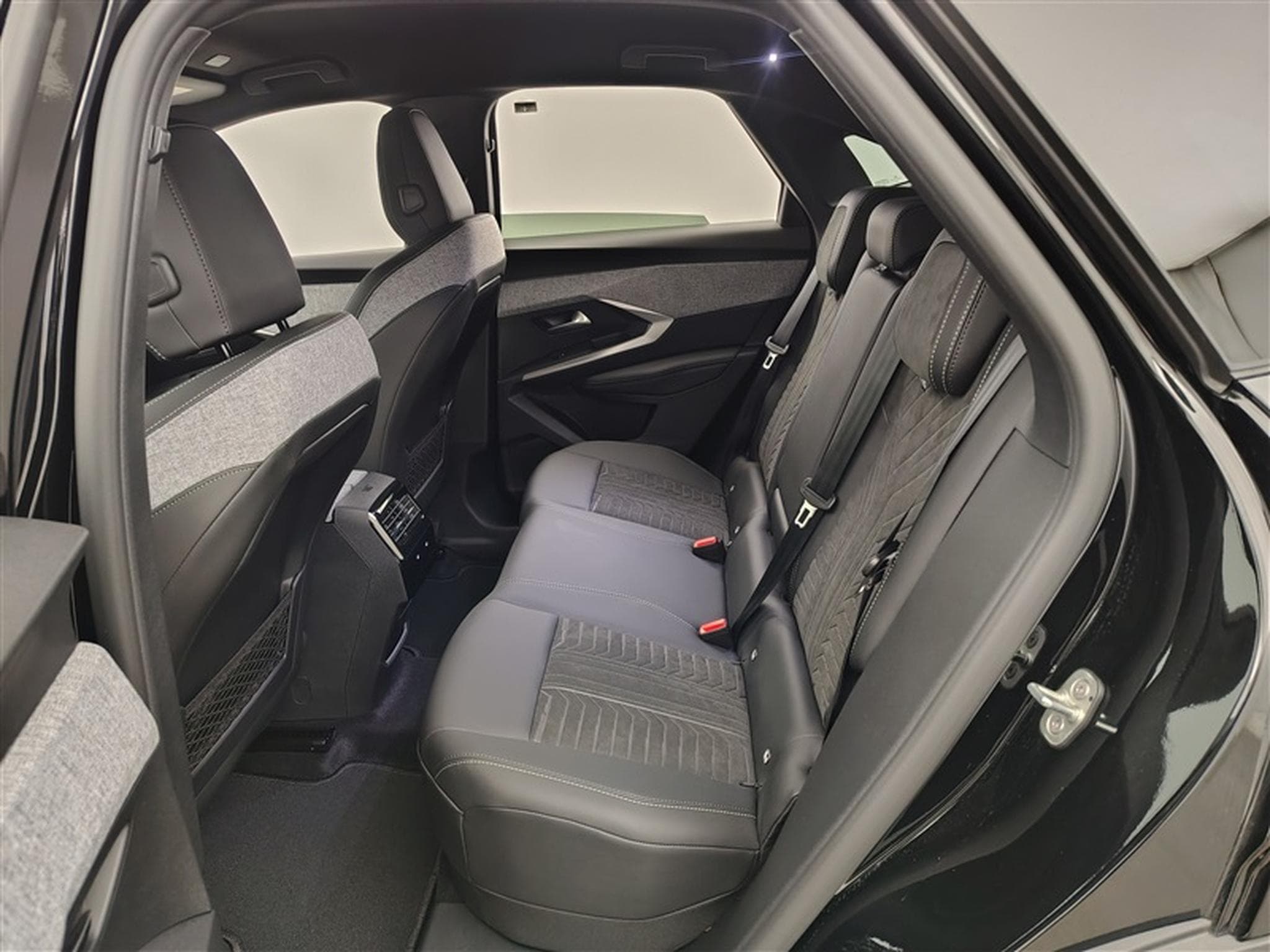 Peugeot 3008 1.2 Hybrid 145Cv e-DCS6 GT NAVI / FULL LED / CAMERA (2025) - Photo 13