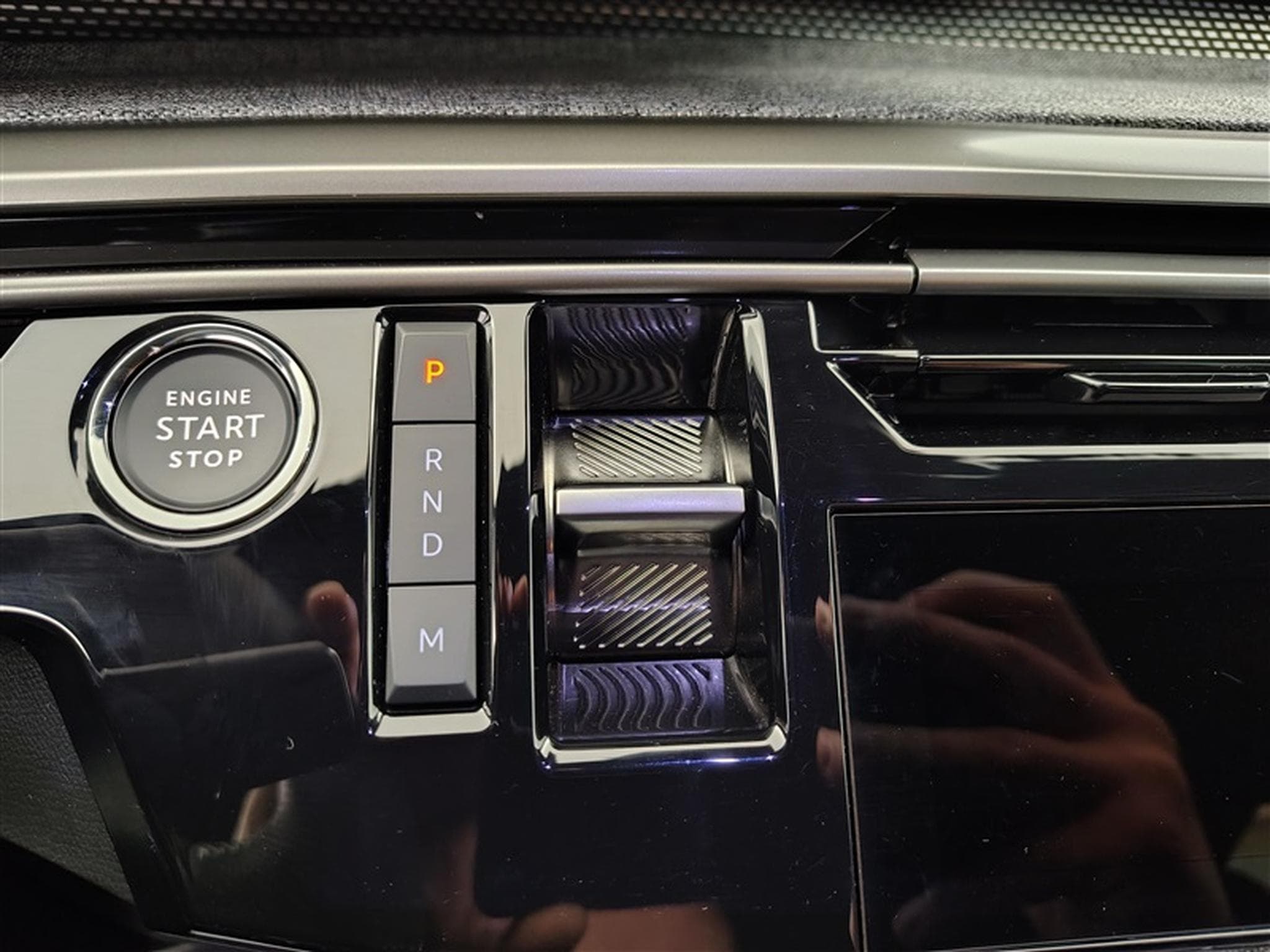 Peugeot 5008 1.2 Hybrid 145Cv e-DCS6 GT 7PL / NAVI / CARPLAY / CAMERA (2025) - Photo 12