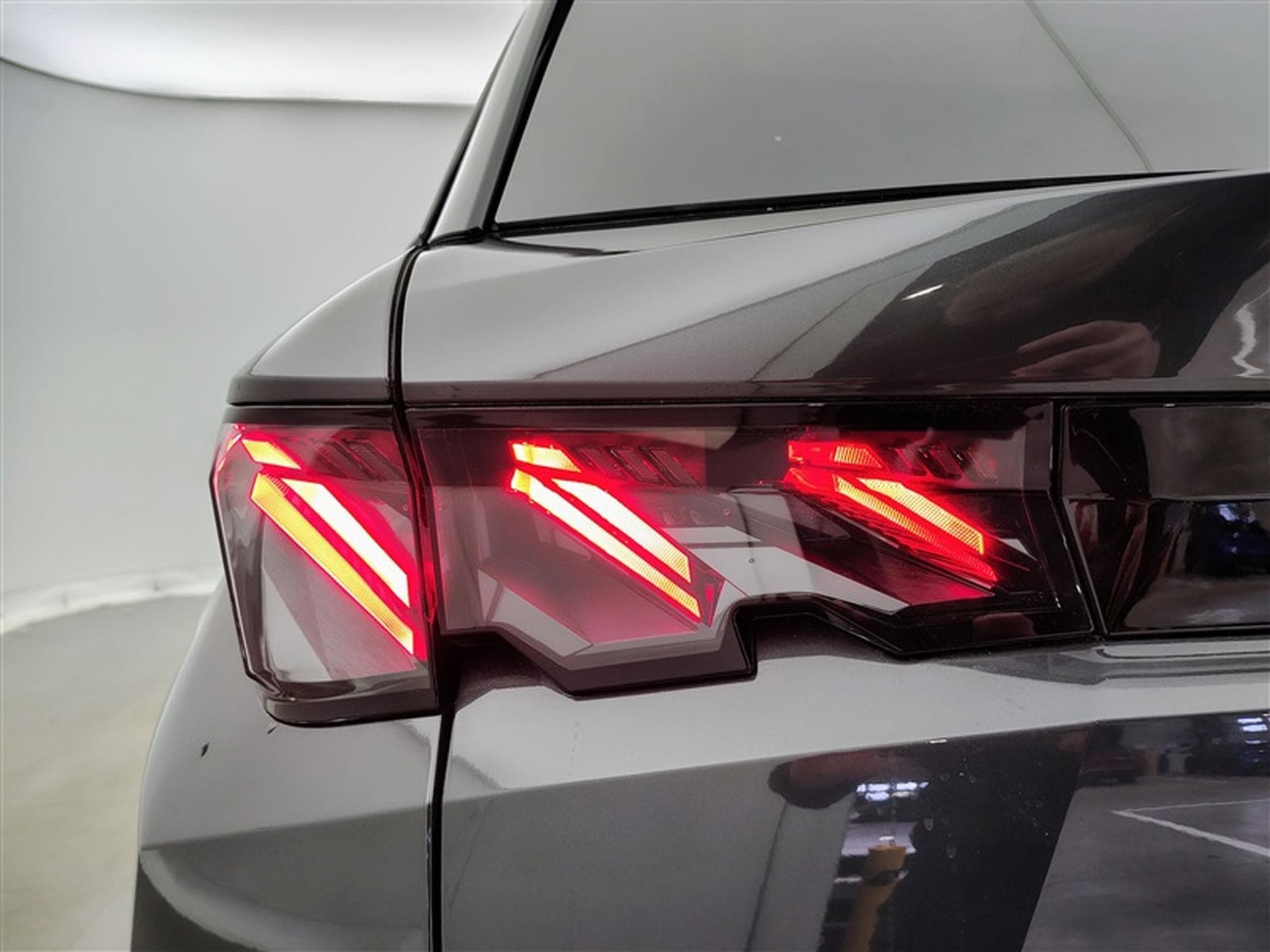 Peugeot 5008 1.2 Hybrid 145Cv e-DCS6 GT 7PL / NAVI / CARPLAY / CAMERA (2025) - Photo 16
