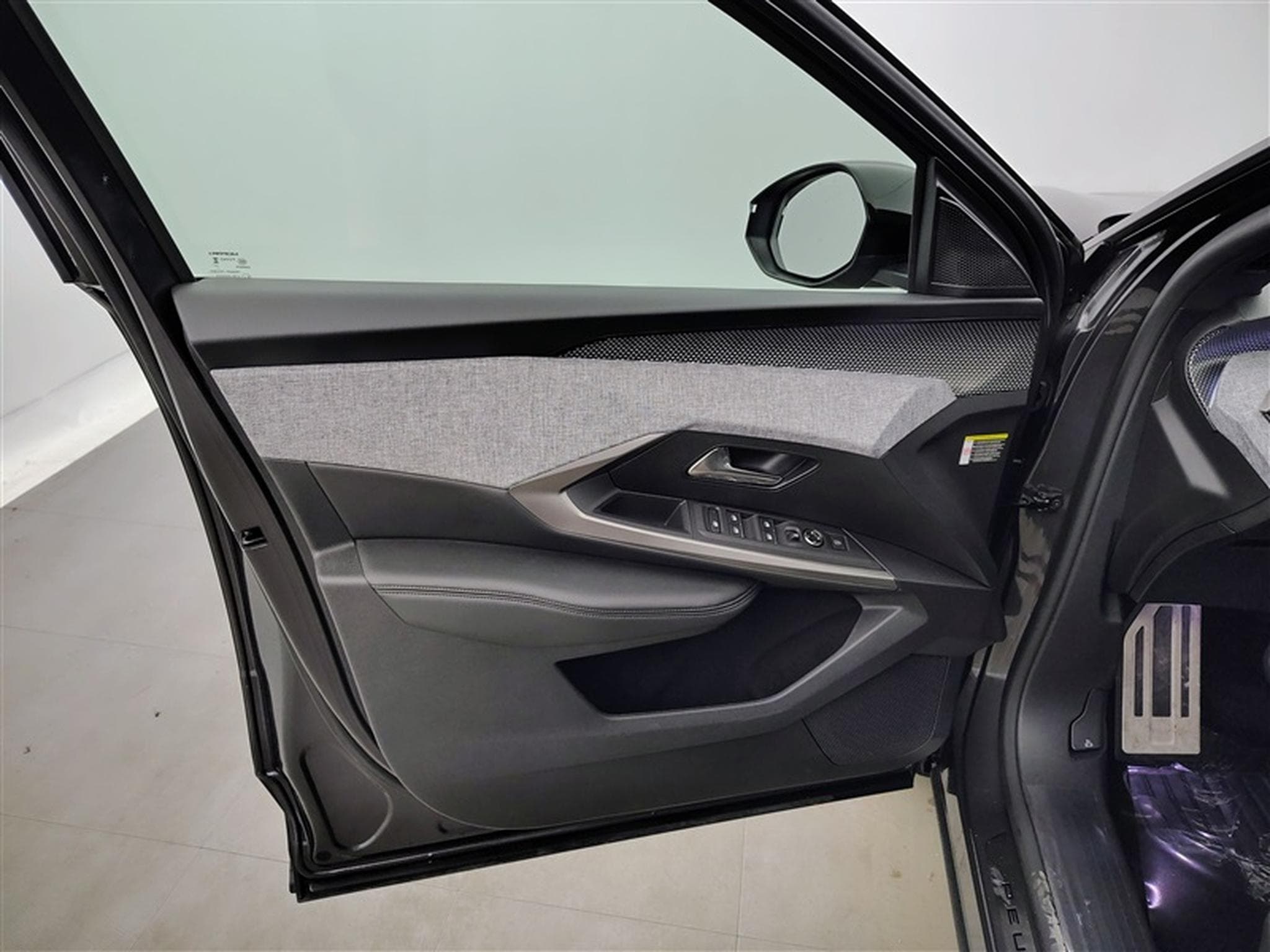 Peugeot 5008 1.2 Hybrid 145Cv e-DCS6 GT 7PL / NAVI / CARPLAY / CAMERA (2025) - Photo 17