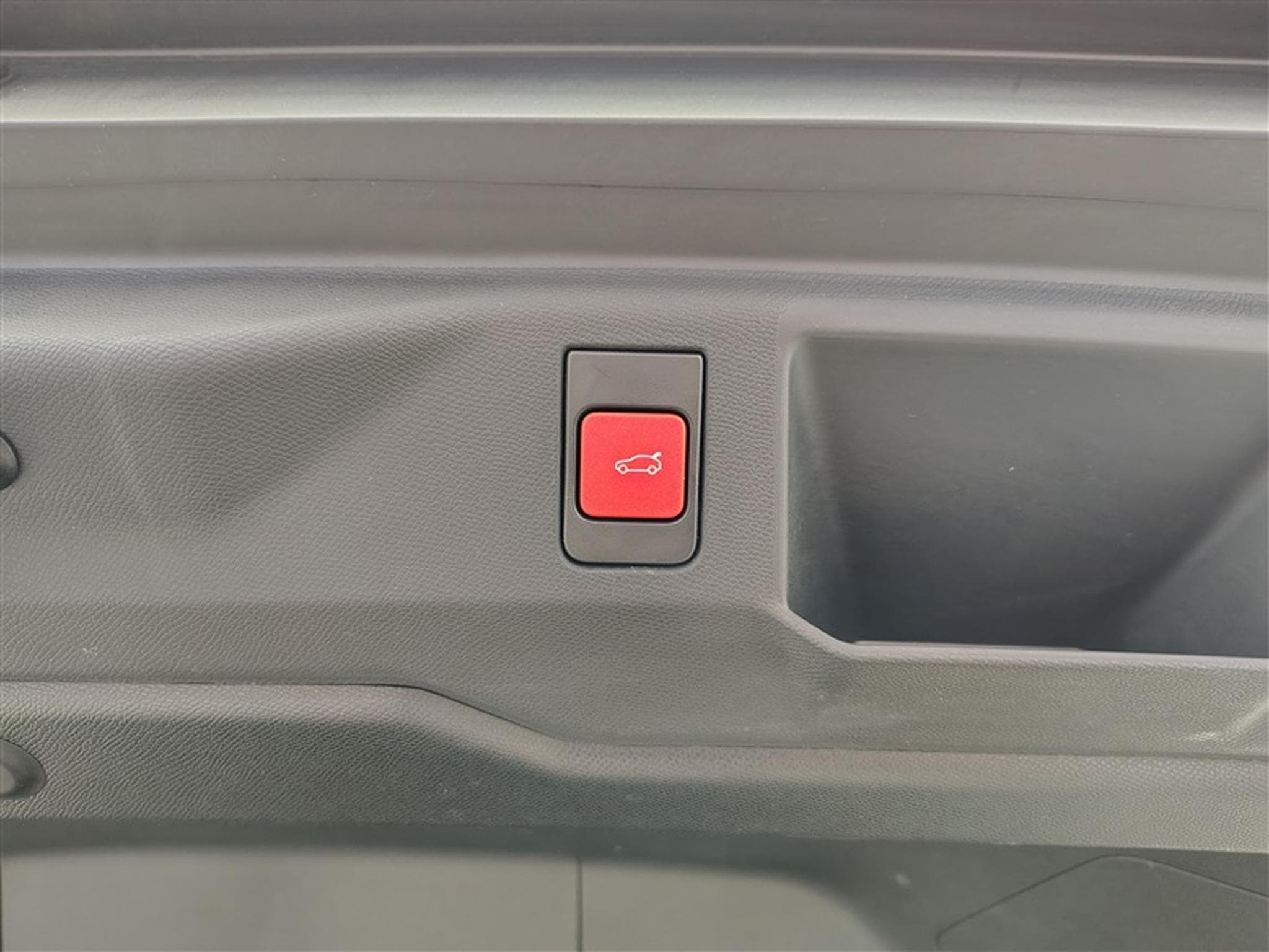Peugeot 5008 1.2 Hybrid 145Cv e-DCS6 GT 7PL / NAVI / CARPLAY / CAMERA (2025) - Photo 20