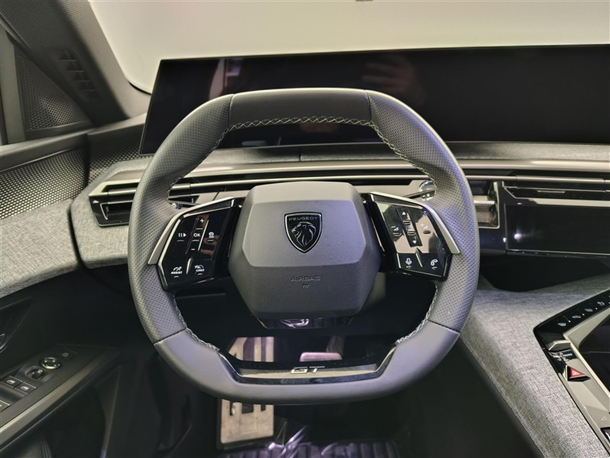 Peugeot 5008 1.2 Hybrid 145Cv e-DCS6 GT 7PL / NAVI / CARPLAY / CAMERA (2025) - Photo 9