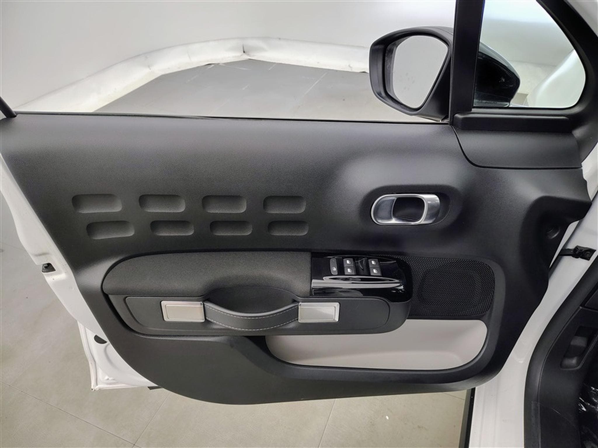 Citroen C3 1.2i PureTech Shine CARPLAY / FULL LED / JA 16" (2023) - Photo 17