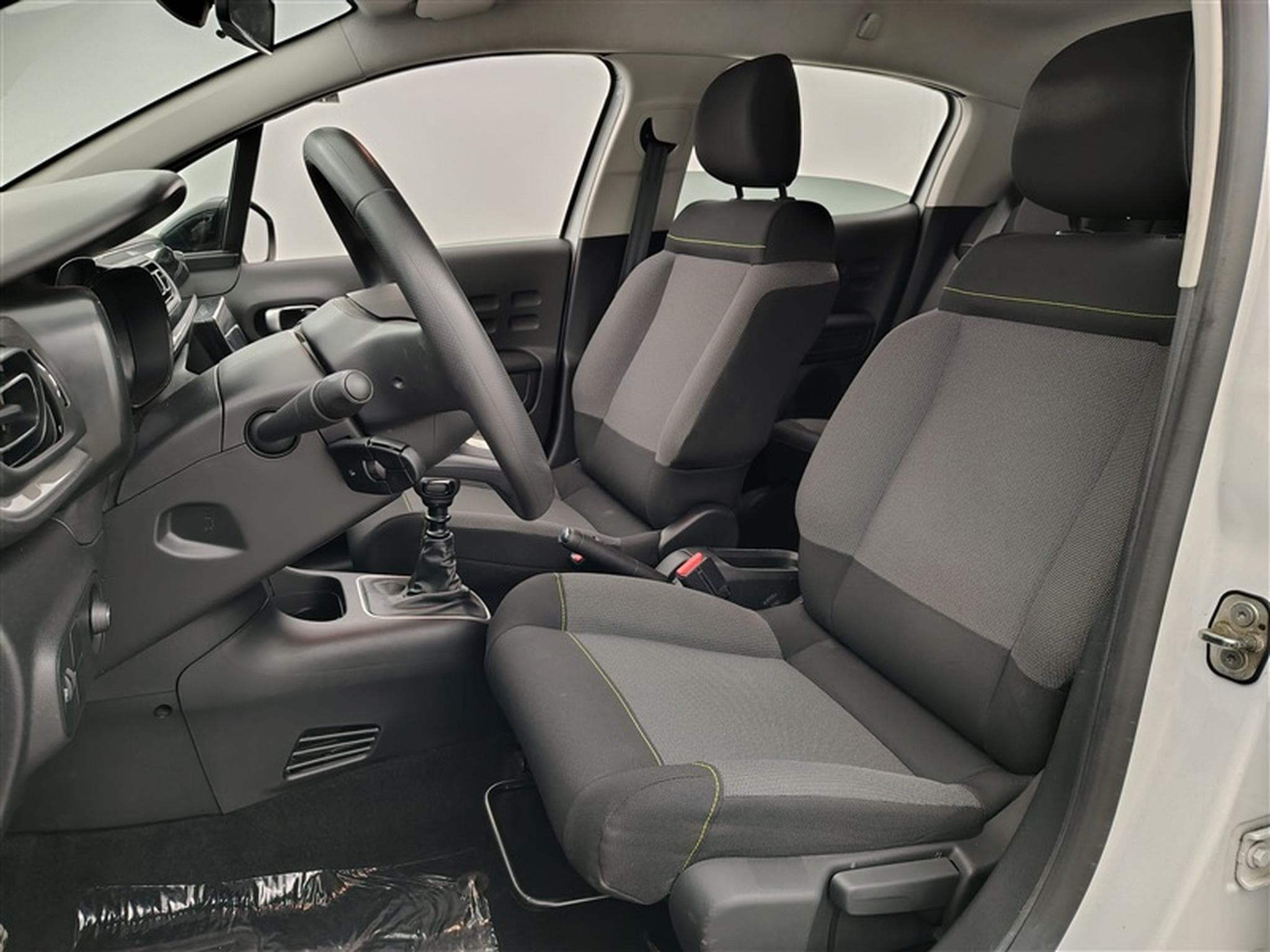 Citroen C3 1.2i PureTech Shine CARPLAY / FULL LED / JA 16" (2023) - Photo 7
