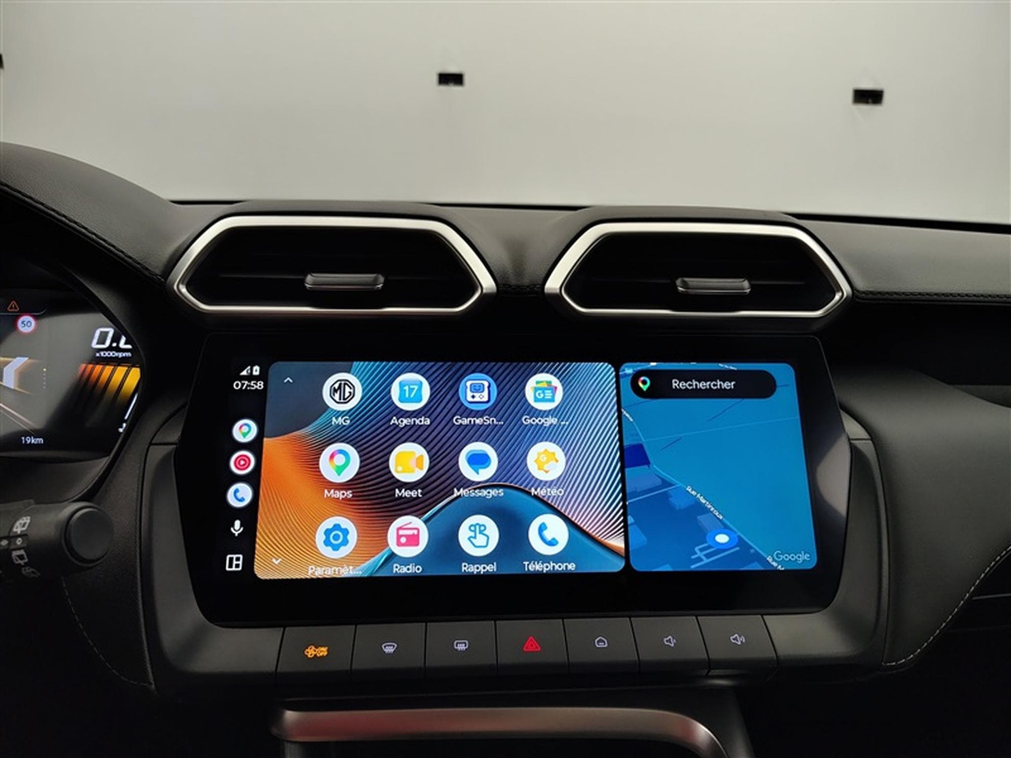 MG ZS 1.5 Hybrid+ Luxury NAVI / CAMERA / CARPLAY / ALU (2026) - Photo 21