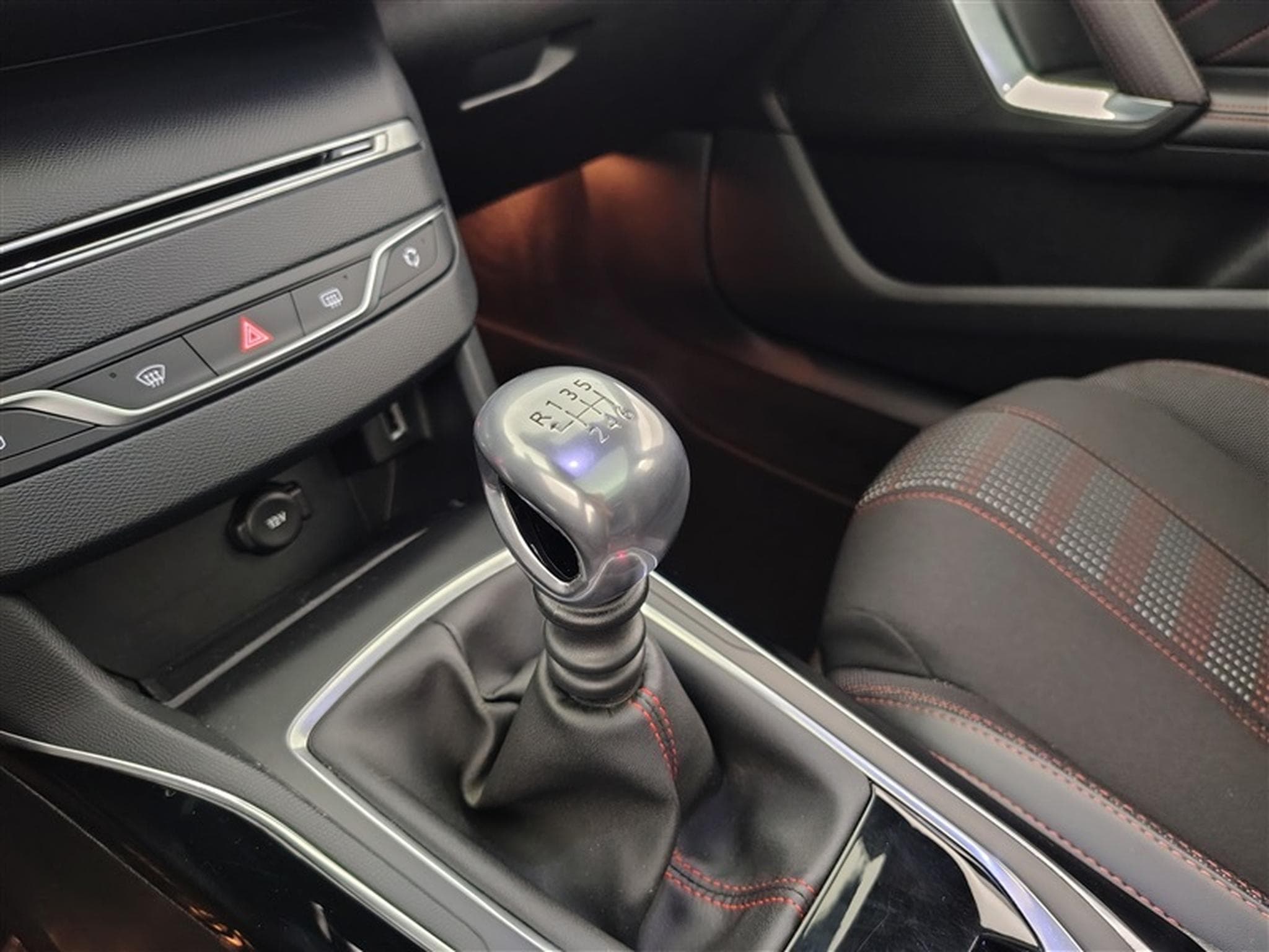 Peugeot 308 1.2 PureTech GT Line *NAVI/FULL LED/CAM360/T.PANO/JA17* (2019) - Photo 12