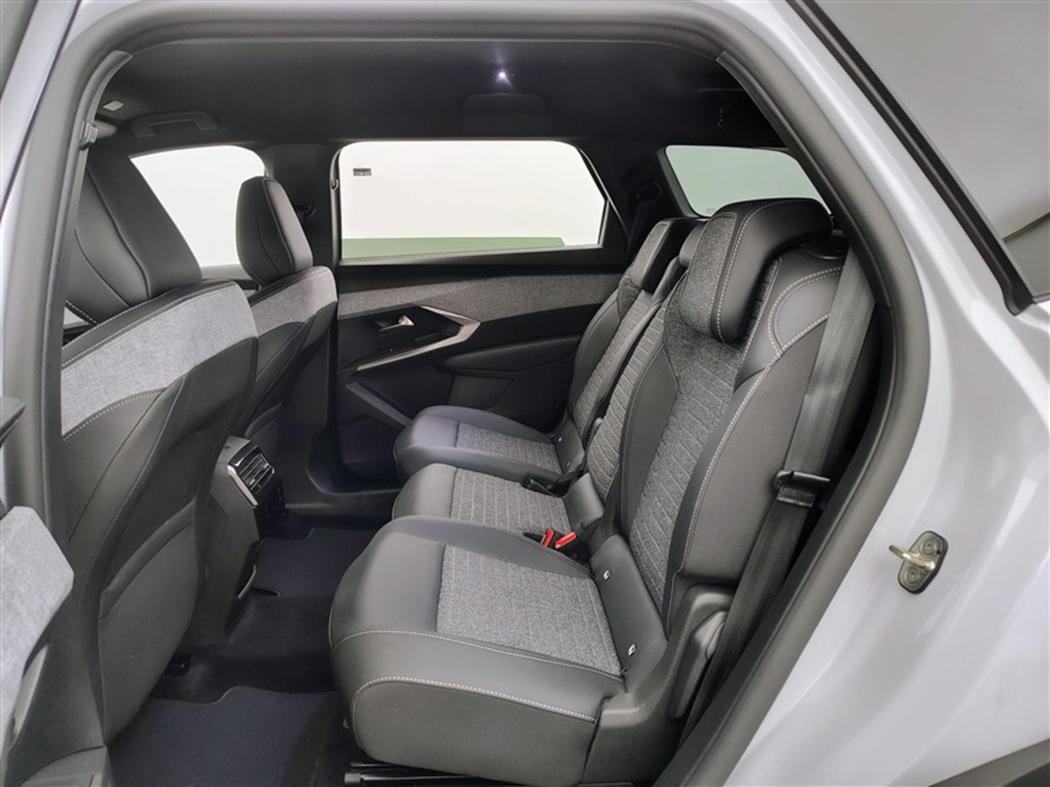 Peugeot 5008 1.2 HYBRID 145cv e-DSC6 Allure 7 Pl Navi / Led / PDC+Caméra (2025) - Photo 13