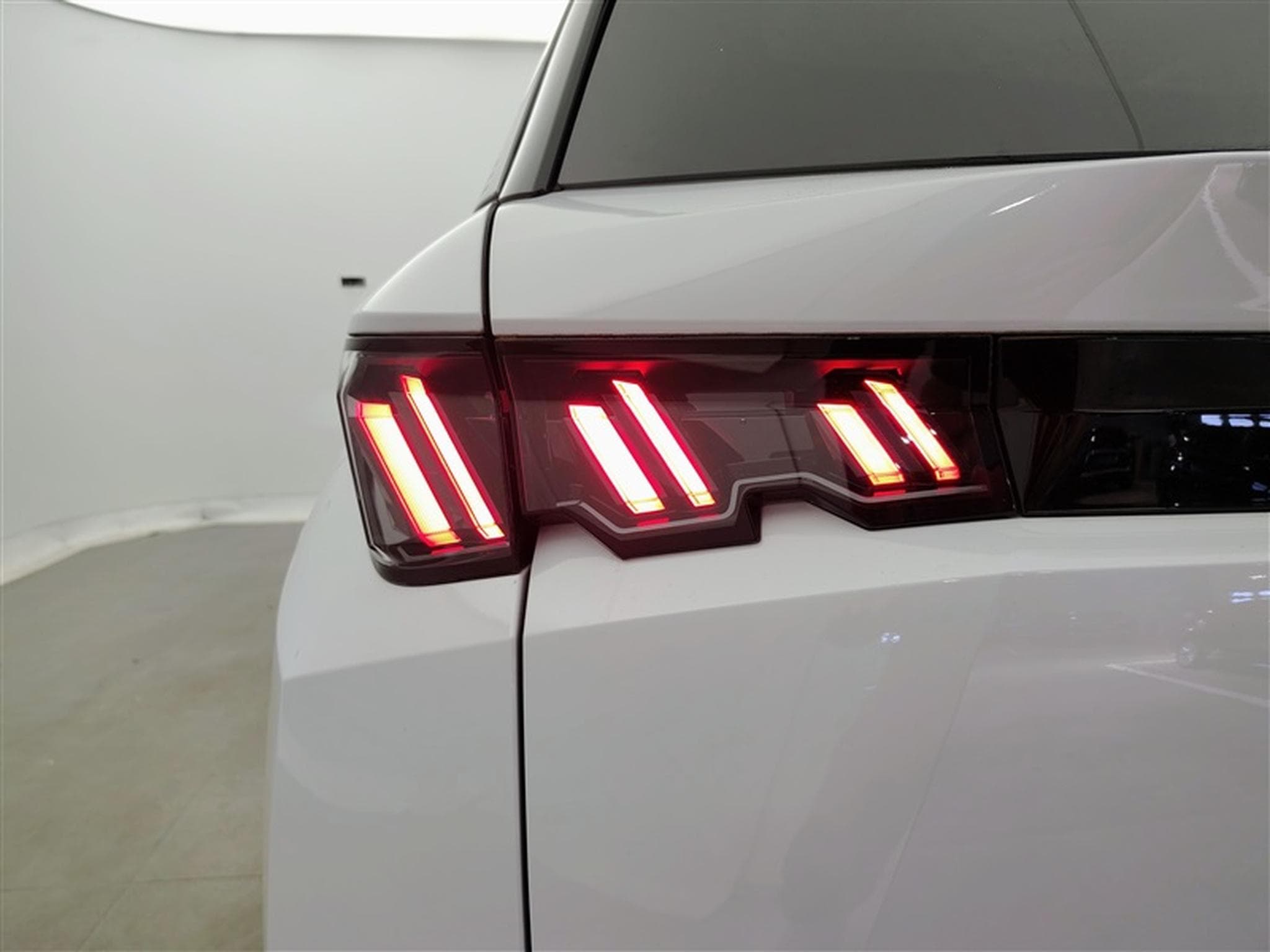 Peugeot 5008 1.2 HYBRID 145cv e-DSC6 Allure 7 Pl Navi / Led / PDC+Caméra (2025) - Photo 16
