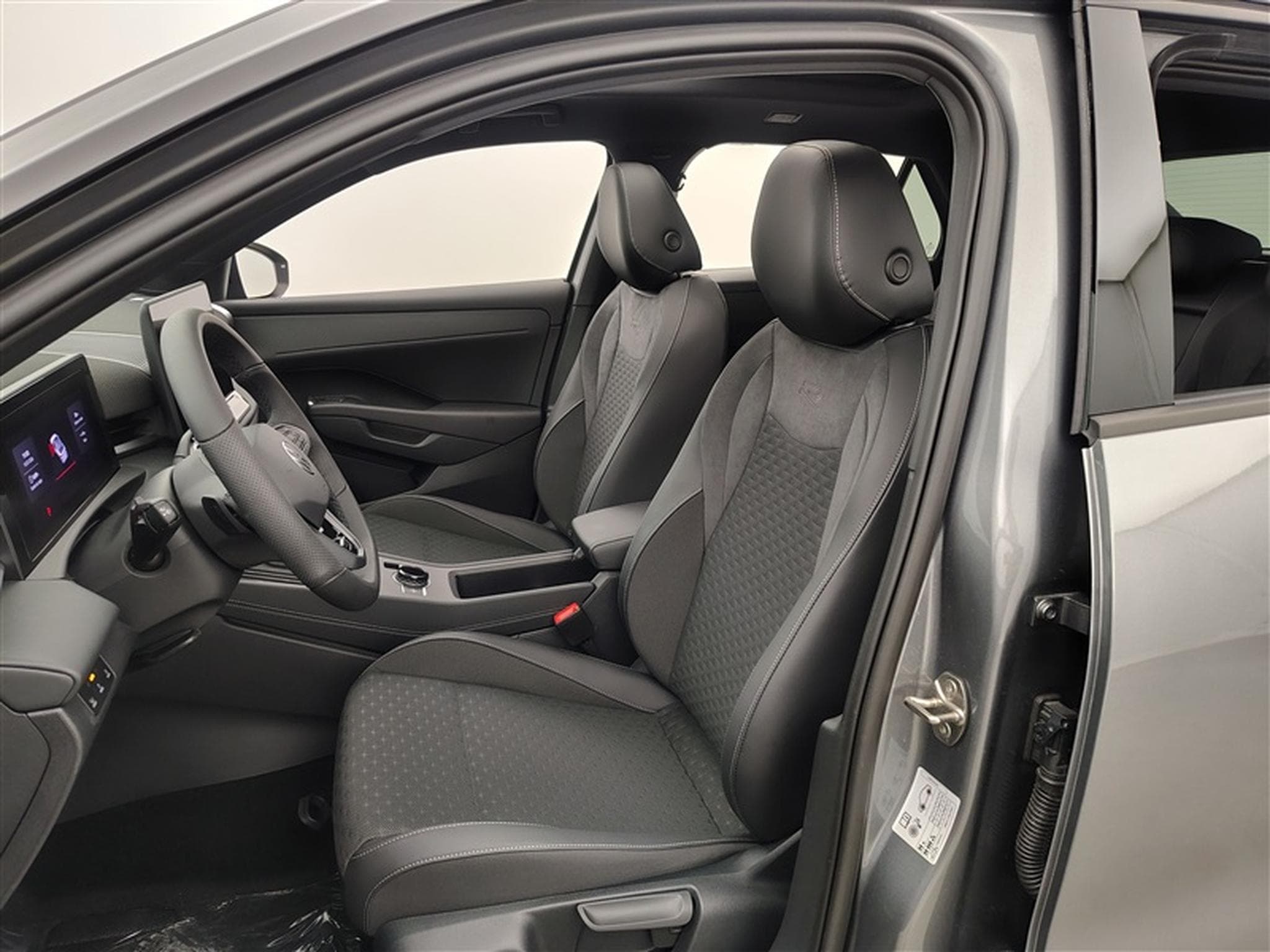 VW T-Roc 1.5 TSI 150cv DSG R-Line CARPLAY / FULL LED / PANO / CAMERA (2026) - Foto 7