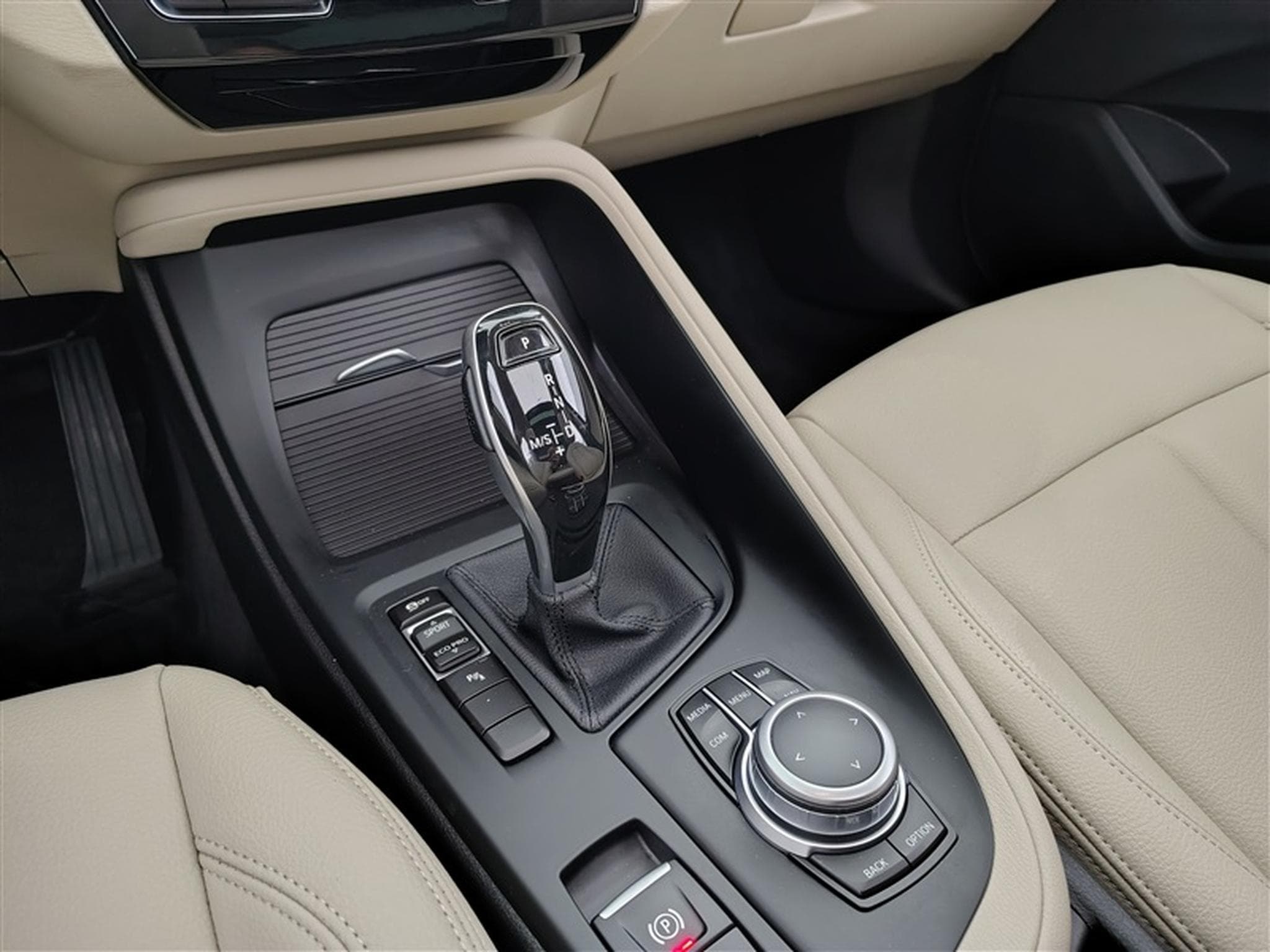 BMW X1 1.5 dA sDrive16 NAVI / CUIR / TOIT PANO (2021) - Photo 12