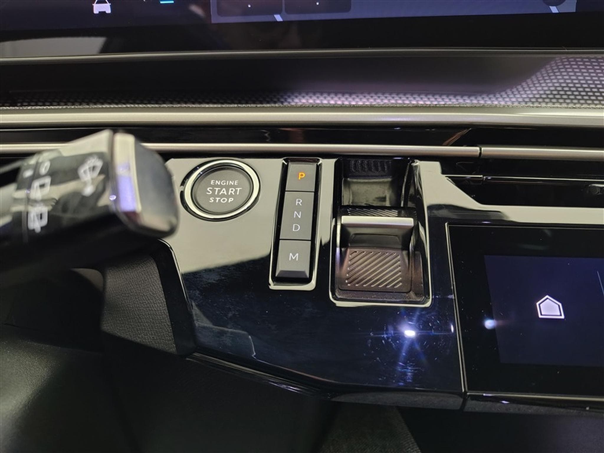Peugeot 5008 1.2 Hybrid 145Cv e-DCS6 GT 7PL / NAVI / CARPLAY / CAMERA (2025) - Photo 10
