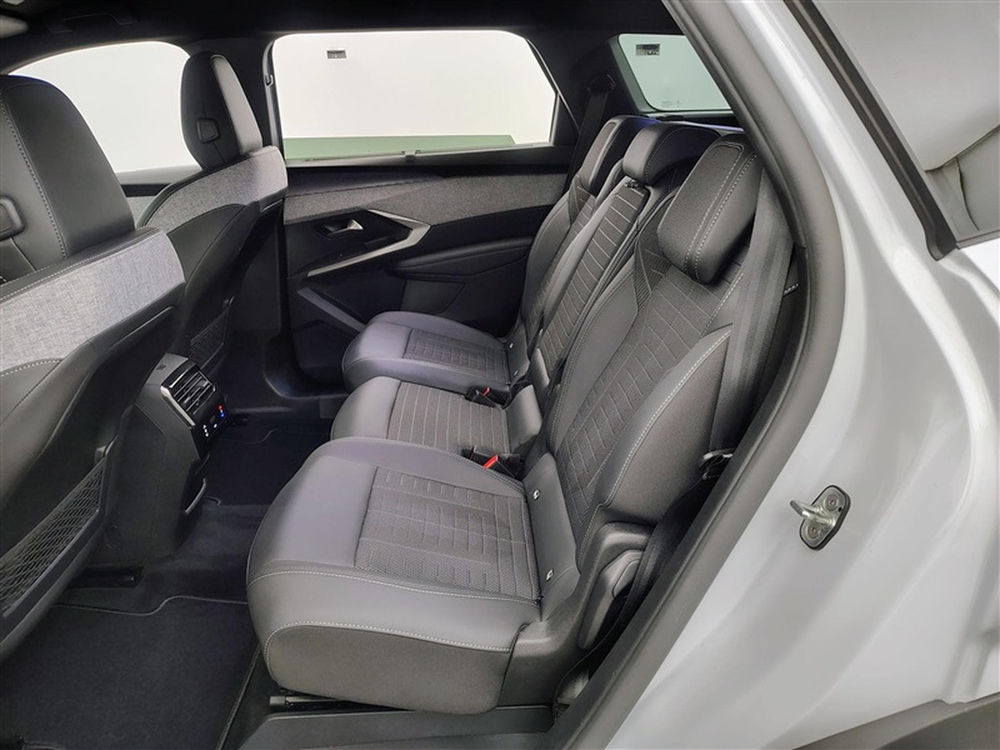 Peugeot 5008 1.2 Hybrid 145Cv e-DCS6 GT 7PL / NAVI / CARPLAY / CAMERA (2025) - Photo 11