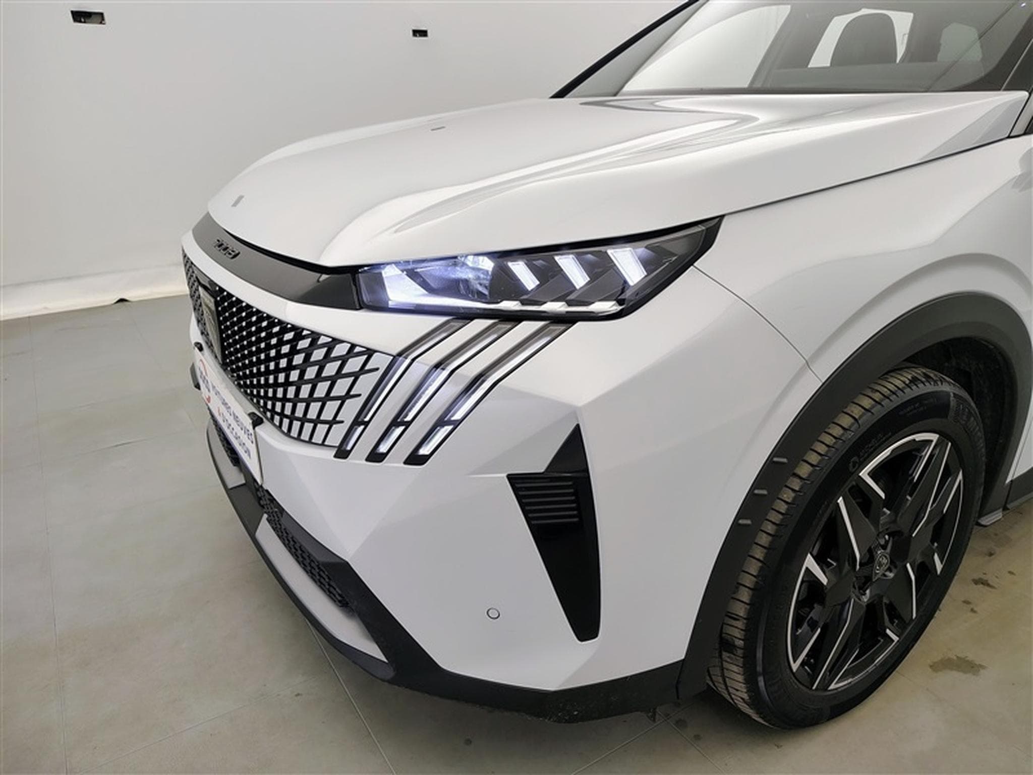 Peugeot 5008 1.2 Hybrid 145Cv e-DCS6 GT 7PL / NAVI / CARPLAY / CAMERA (2025) - Photo 13