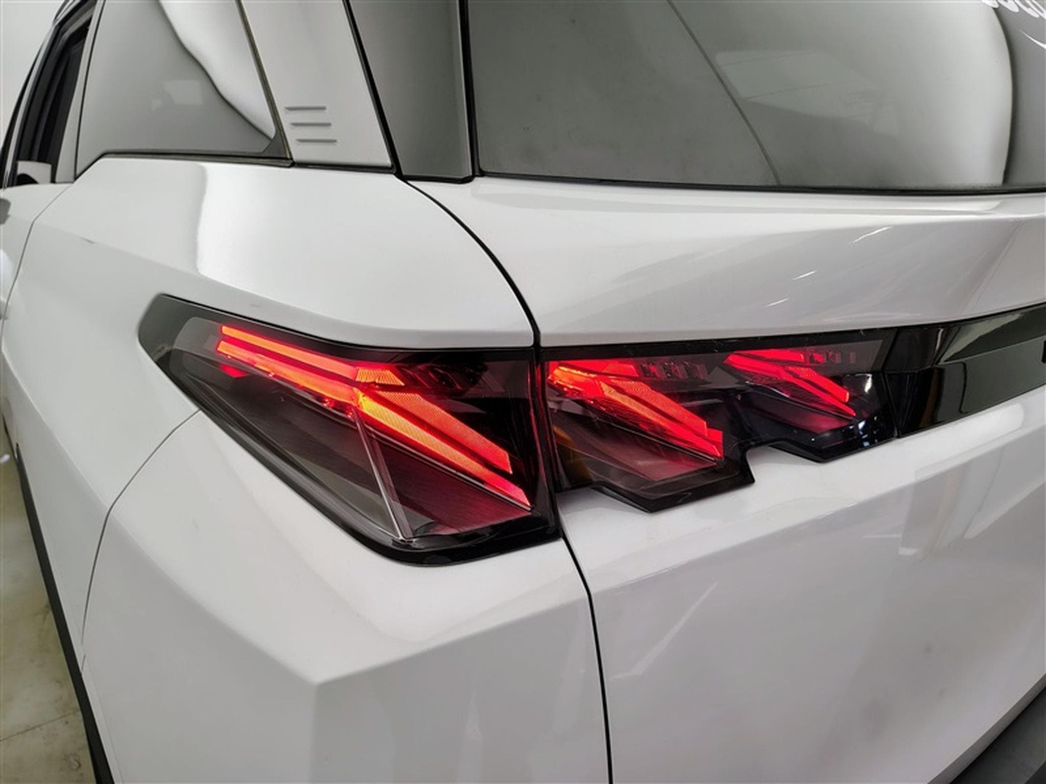 Peugeot 5008 1.2 Hybrid 145Cv e-DCS6 GT 7PL / NAVI / CARPLAY / CAMERA (2025) - Photo 14