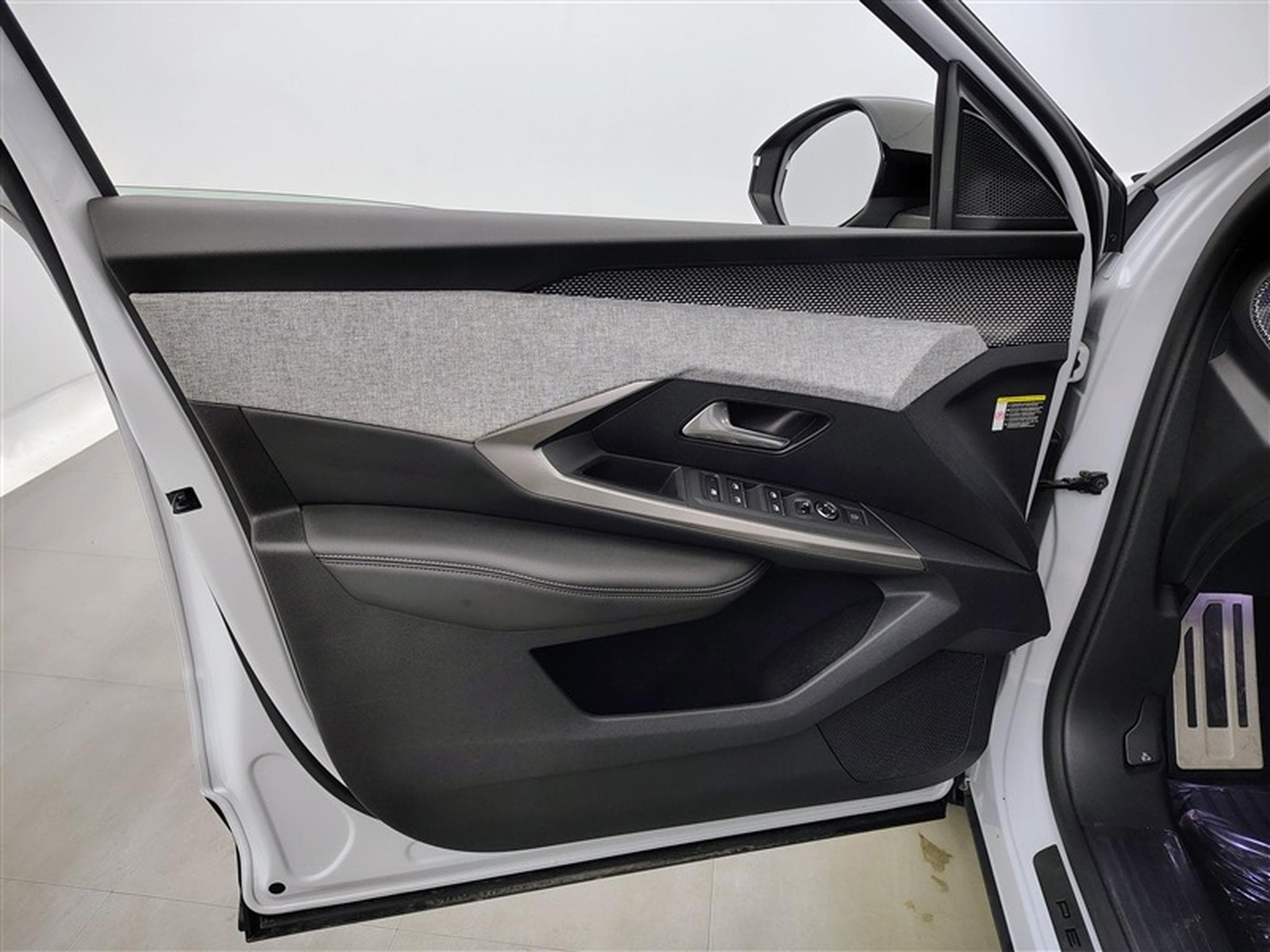 Peugeot 5008 1.2 Hybrid 145Cv e-DCS6 GT 7PL / NAVI / CARPLAY / CAMERA (2025) - Photo 15