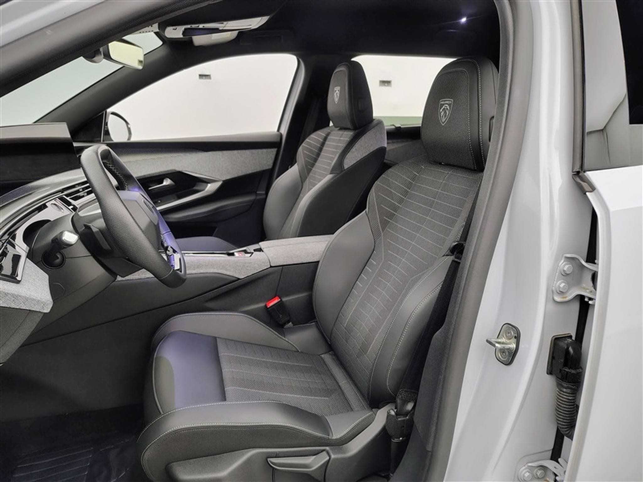 Peugeot 5008 1.2 Hybrid 145Cv e-DCS6 GT 7PL / NAVI / CARPLAY / CAMERA (2025) - Photo 7