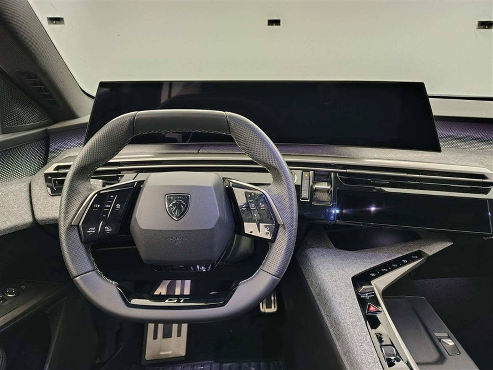 Peugeot 5008 1.2 Hybrid 145Cv e-DCS6 GT 7PL / NAVI / CARPLAY / CAMERA (2025) - Photo 9